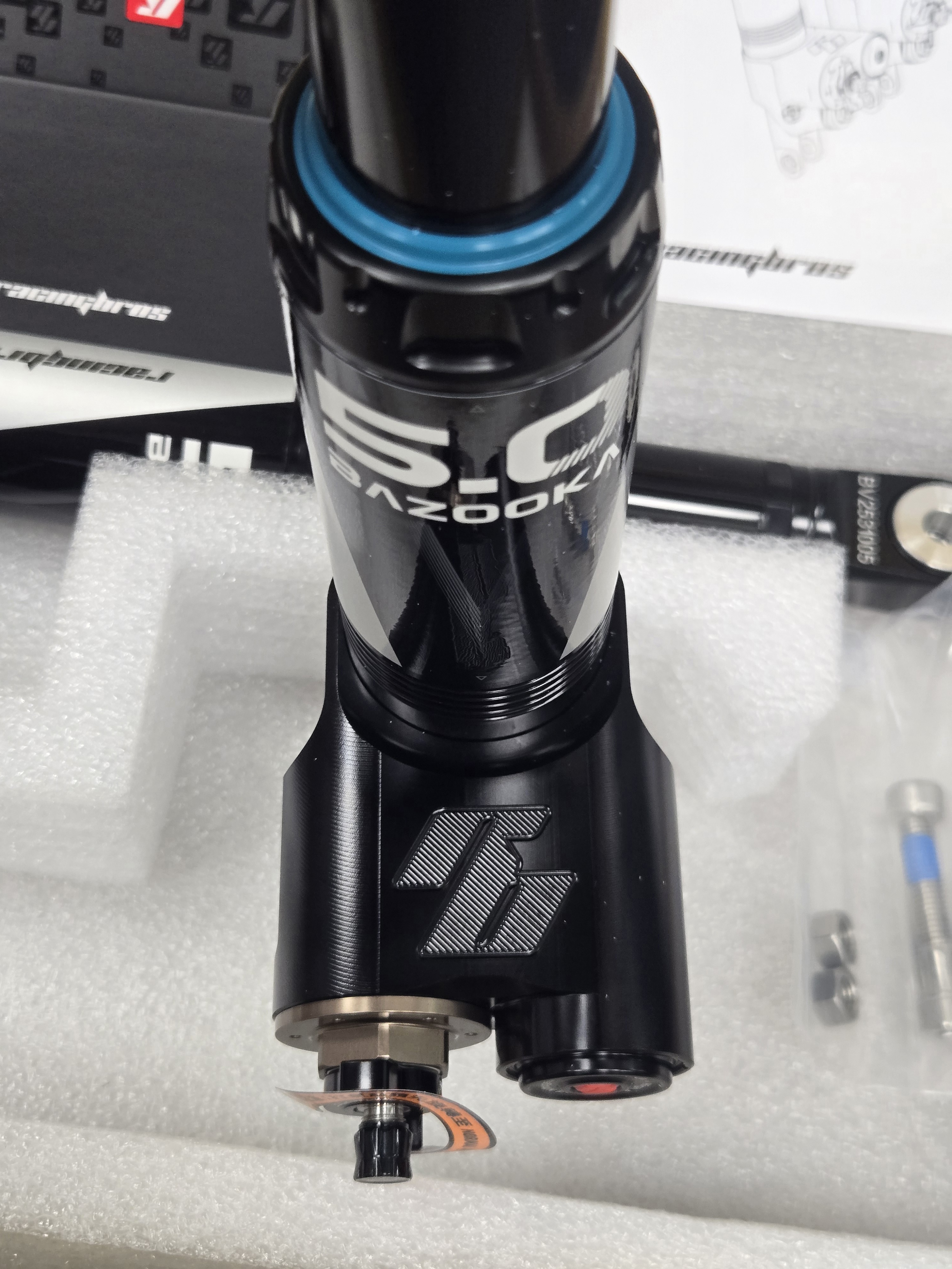 【開箱】 RacingBros 2025 Bazooka 5.0 全新進化完全體3793|小老婆汽機車資訊網