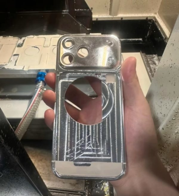 iPhone 17 Pro 超寬的相機模組有妙用？通訊天線直接環繞整圈8334|小老婆汽機車資訊網