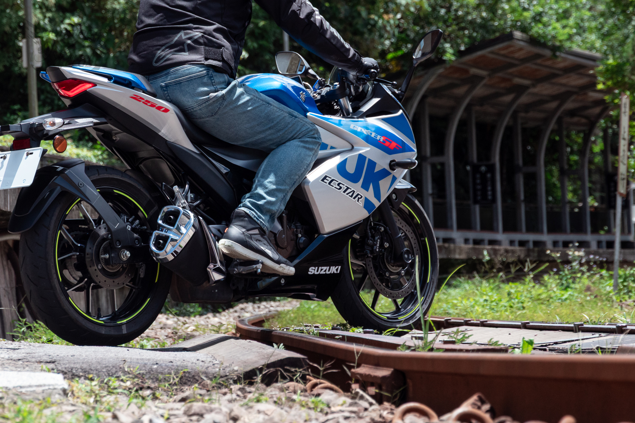 通勤跑山皆宜！跨上 SUZUKI GIXXER SF 250 改變生活態度1864|suzuki,gixxer250,gixxer,油冷引擎,跑車小老婆汽機車資訊網