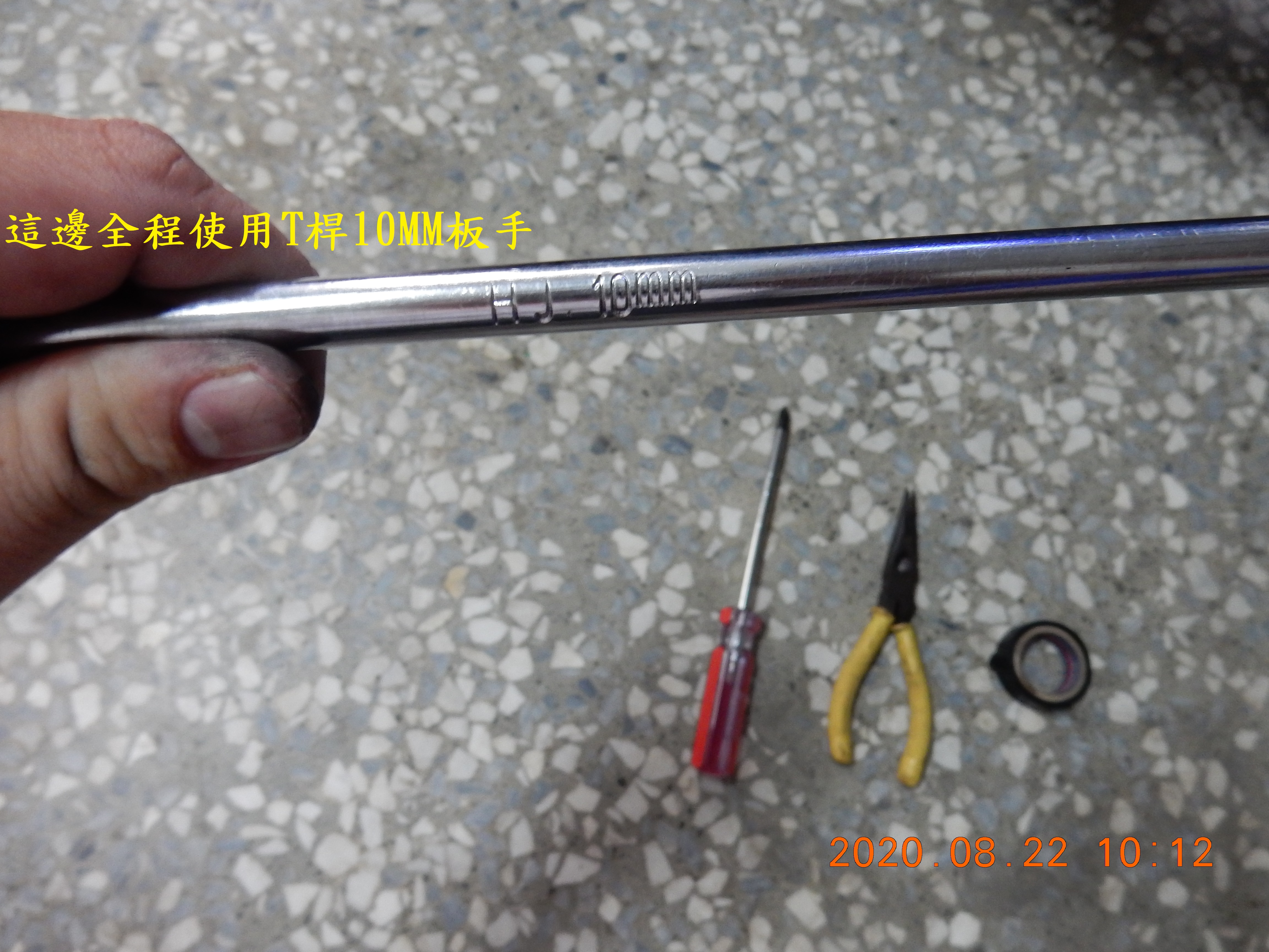 T-222-使用牙套攻修復置物箱崩牙螺絲孔71|小老婆汽機車資訊網