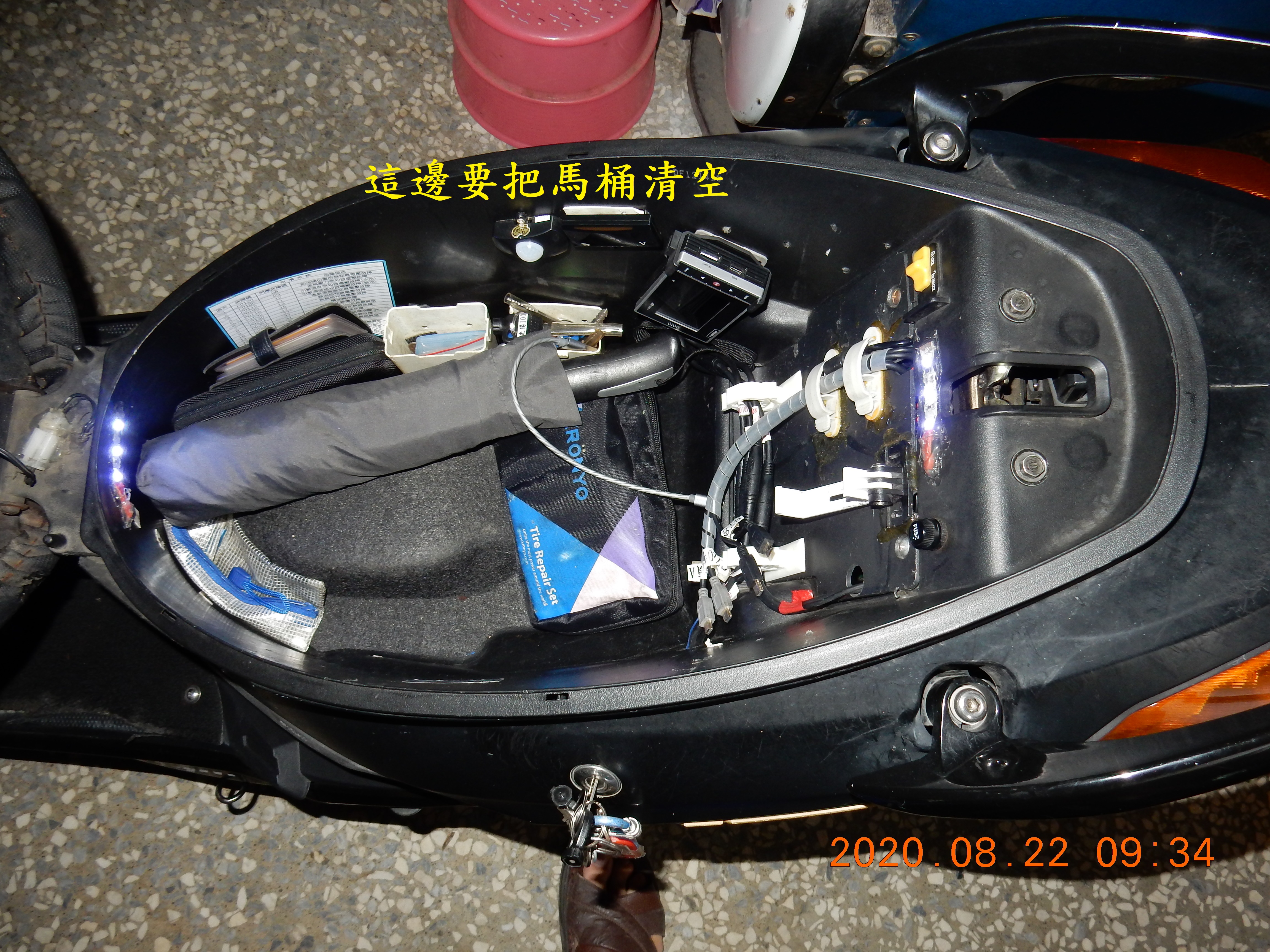 T-222-使用牙套攻修復置物箱崩牙螺絲孔1709|小老婆汽機車資訊網