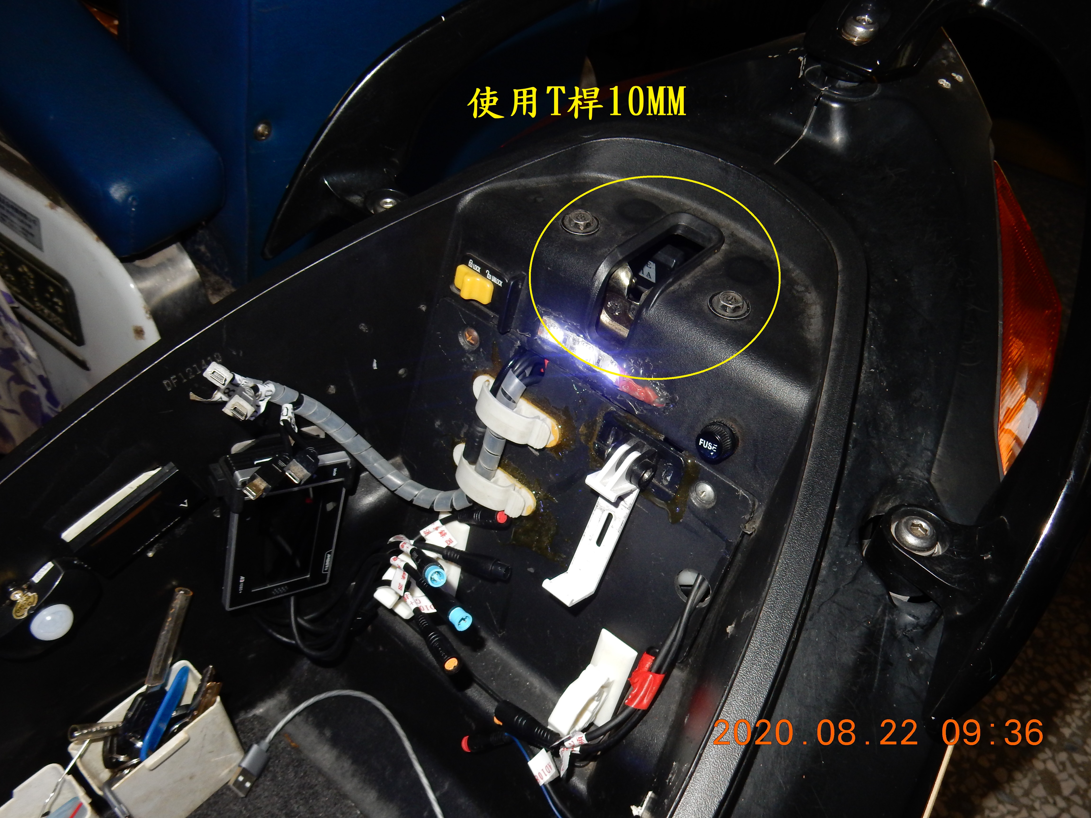 T-222-使用牙套攻修復置物箱崩牙螺絲孔2499|小老婆汽機車資訊網