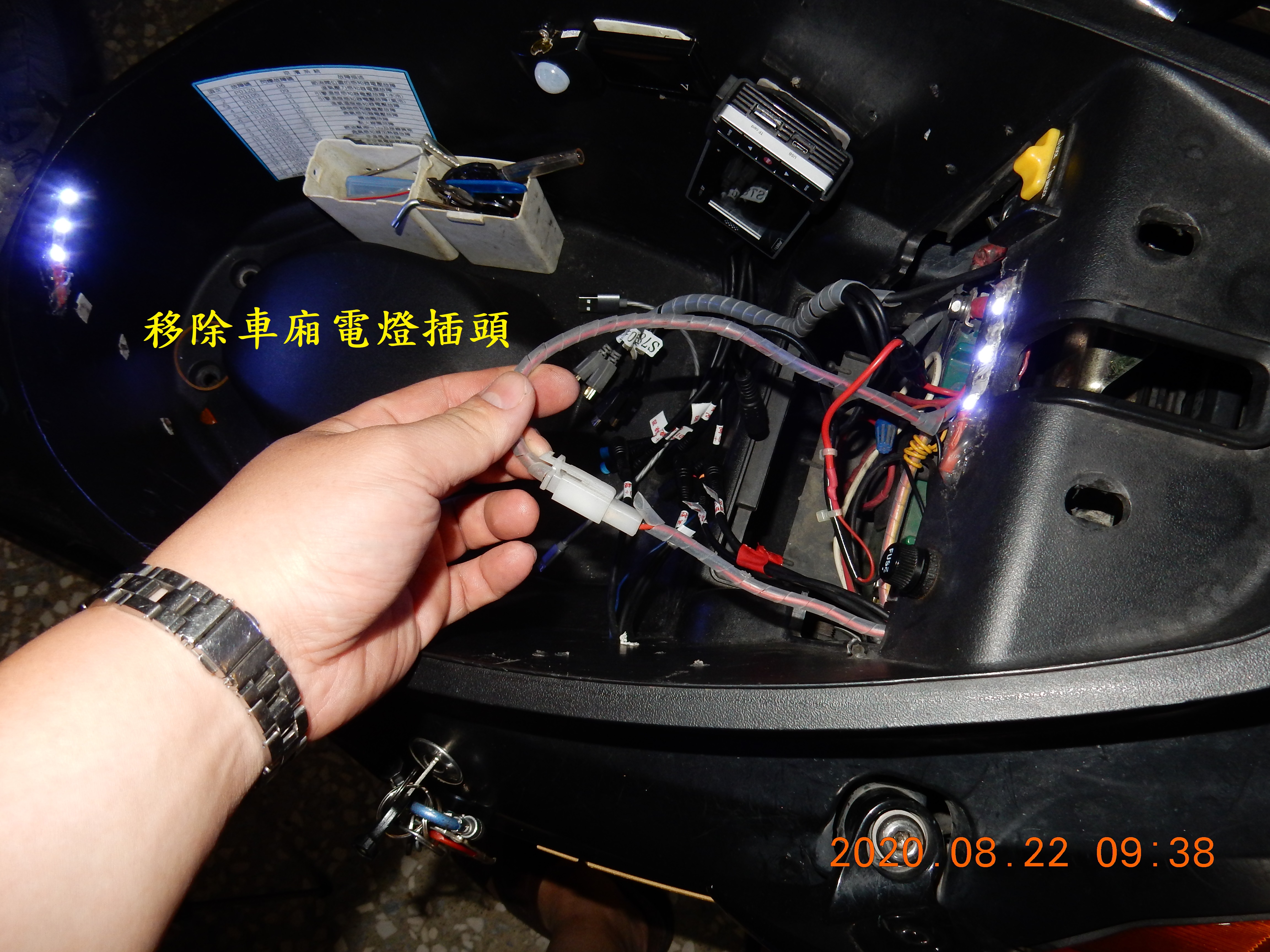 T-222-使用牙套攻修復置物箱崩牙螺絲孔5689|小老婆汽機車資訊網