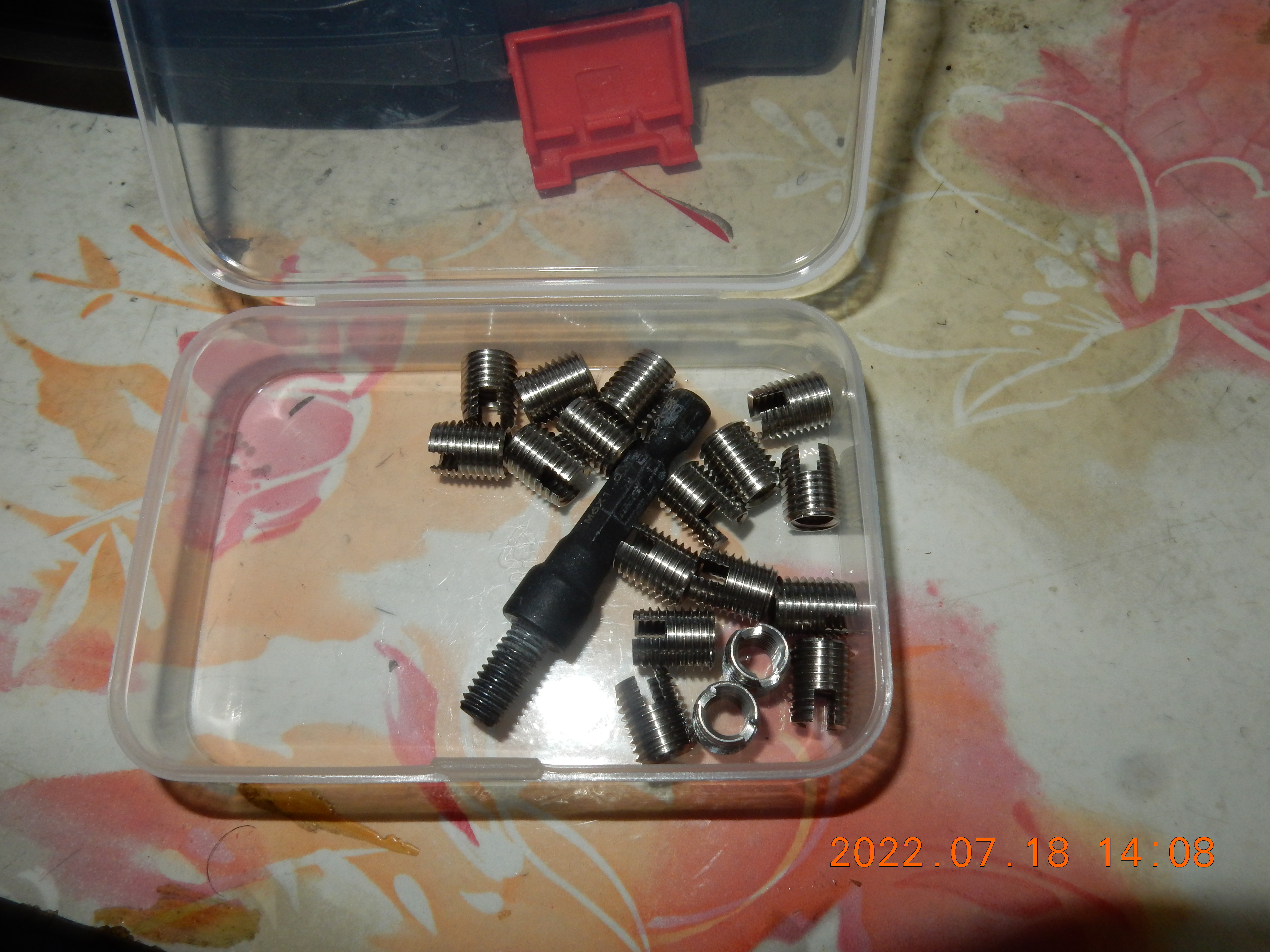T-222-使用牙套攻修復置物箱崩牙螺絲孔6910|小老婆汽機車資訊網
