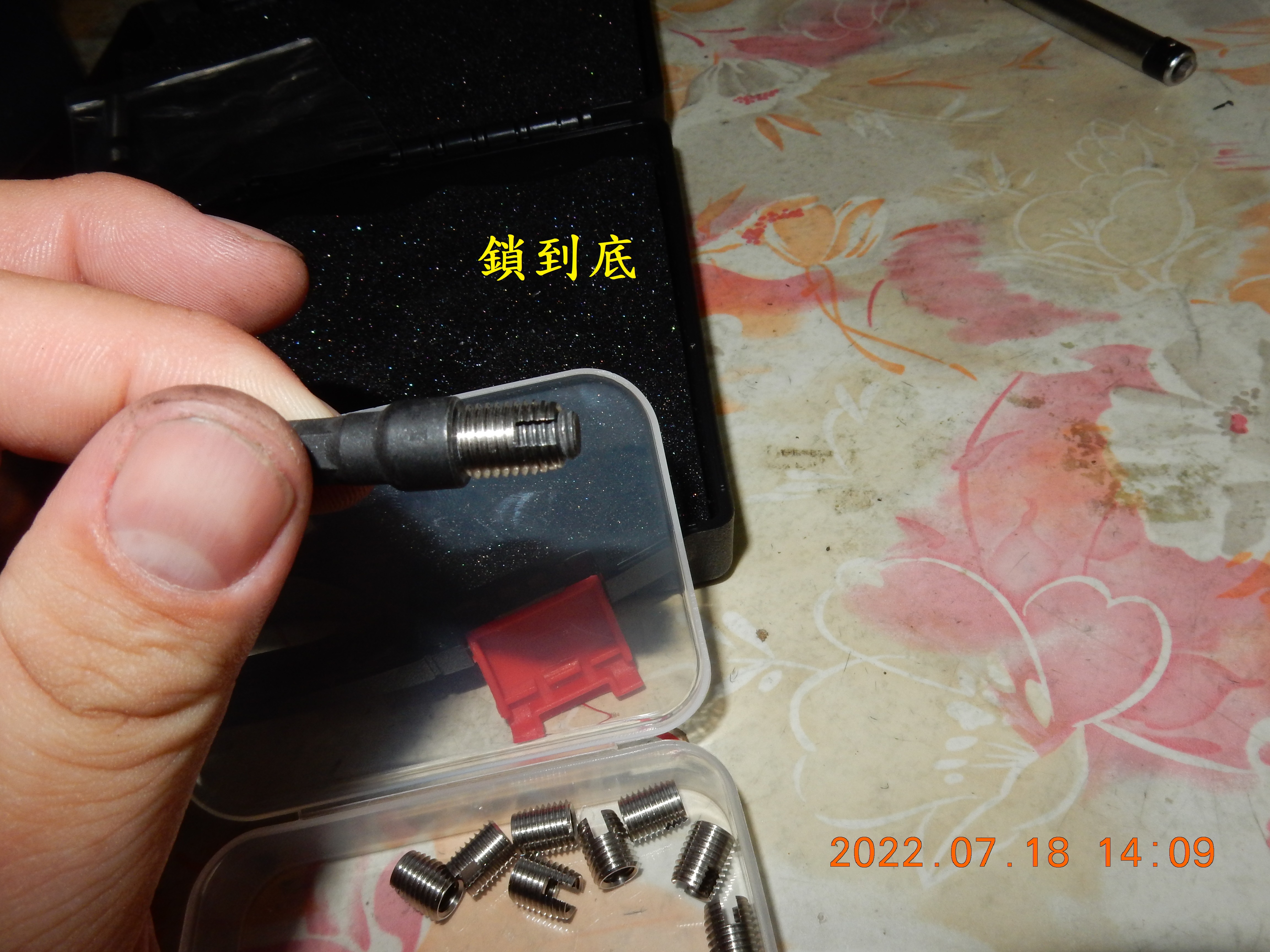 T-222-使用牙套攻修復置物箱崩牙螺絲孔5372|小老婆汽機車資訊網