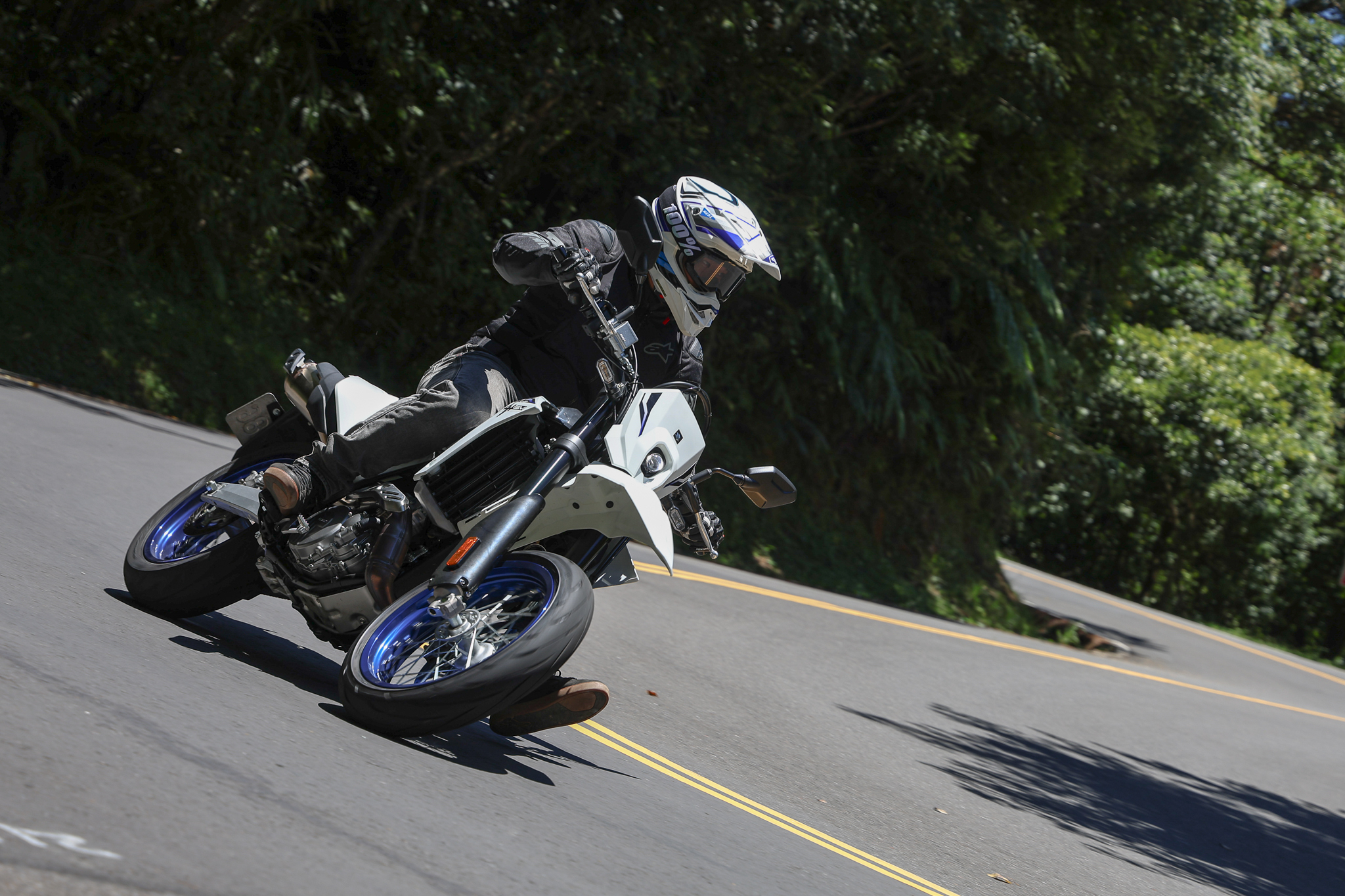 經典回歸！SUZUKI DR-Z4SM 為樂趣而生的高端黃牌滑胎車！9819|小老婆汽機車資訊網