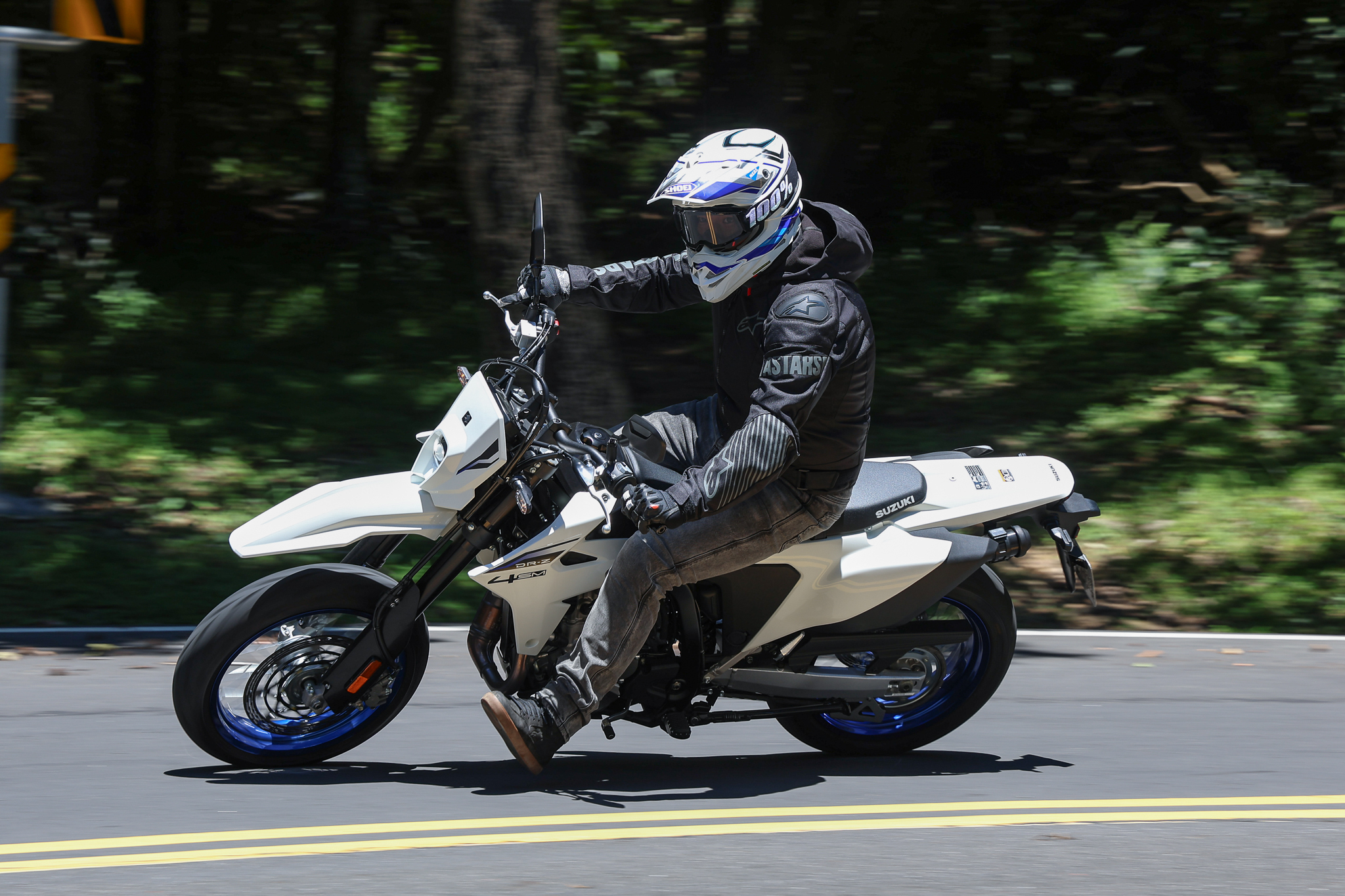 經典回歸！SUZUKI DR-Z4SM 為樂趣而生的高端黃牌滑胎車！563|小老婆汽機車資訊網