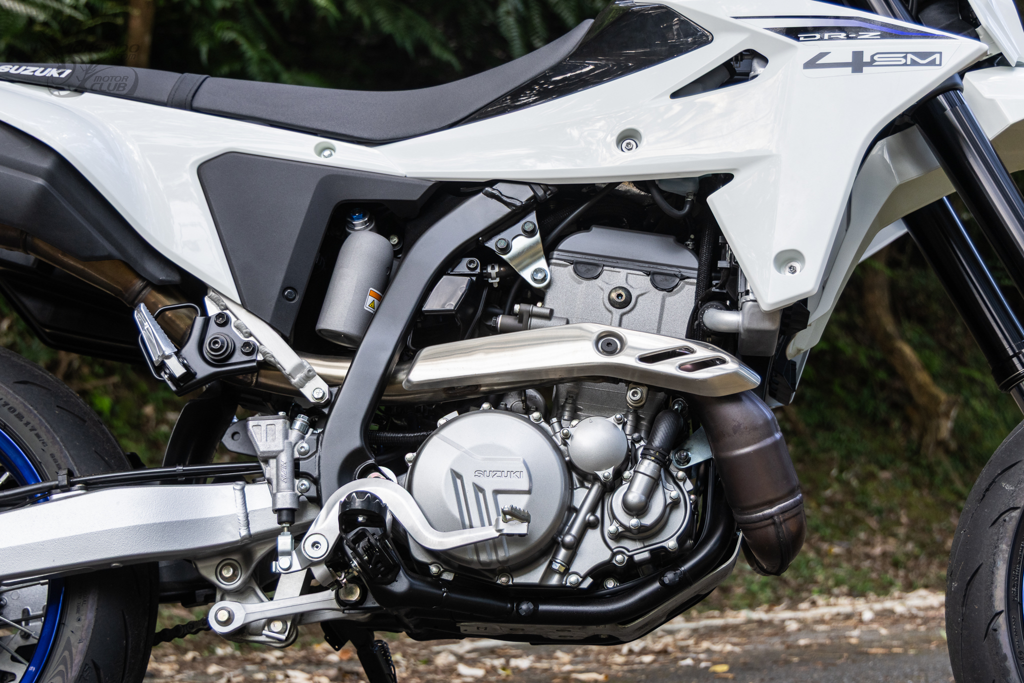 經典回歸！SUZUKI DR-Z4SM 為樂趣而生的高端黃牌滑胎車！4216|小老婆汽機車資訊網