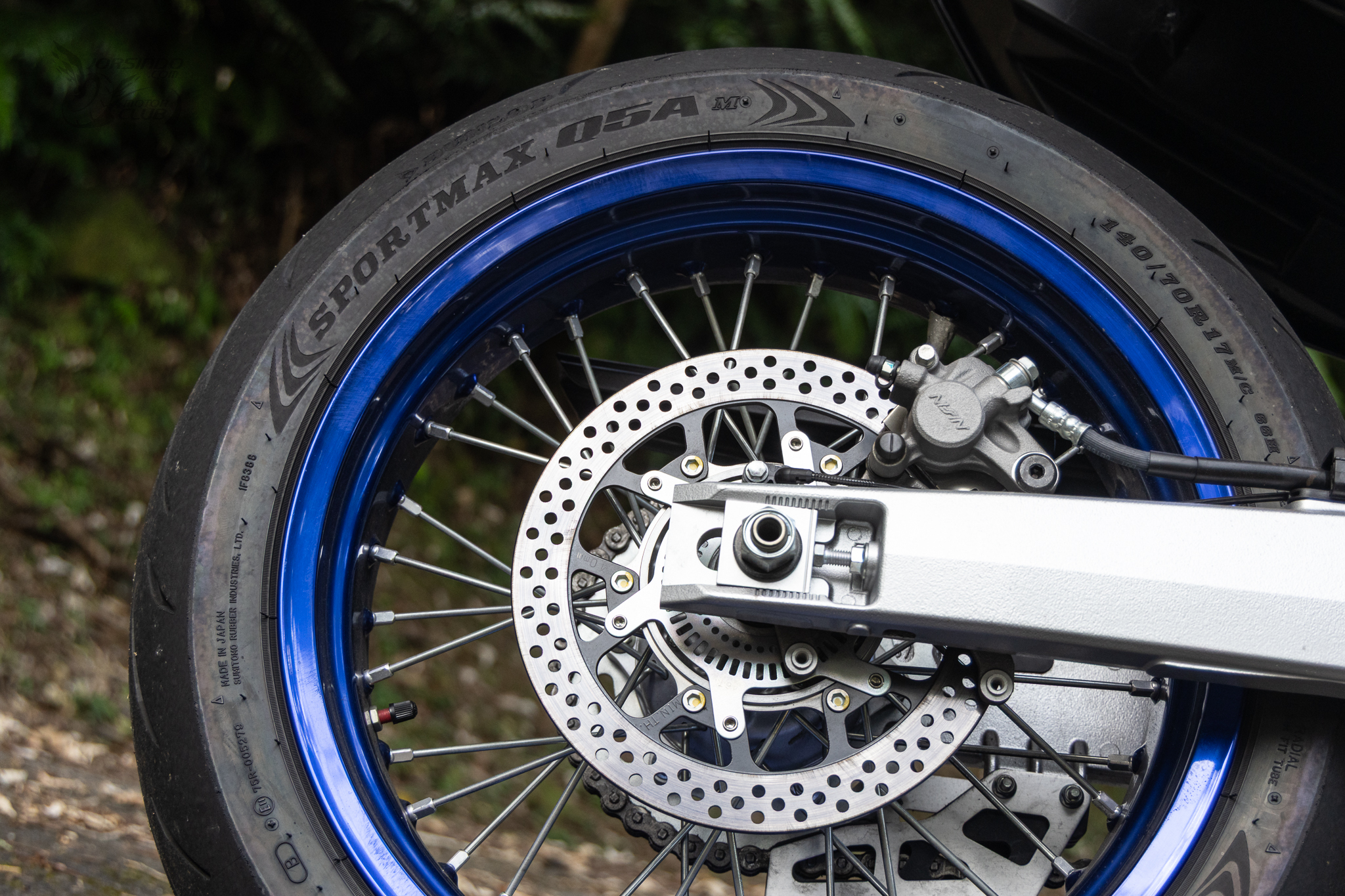 經典回歸！SUZUKI DR-Z4SM 為樂趣而生的高端黃牌滑胎車！8363|小老婆汽機車資訊網