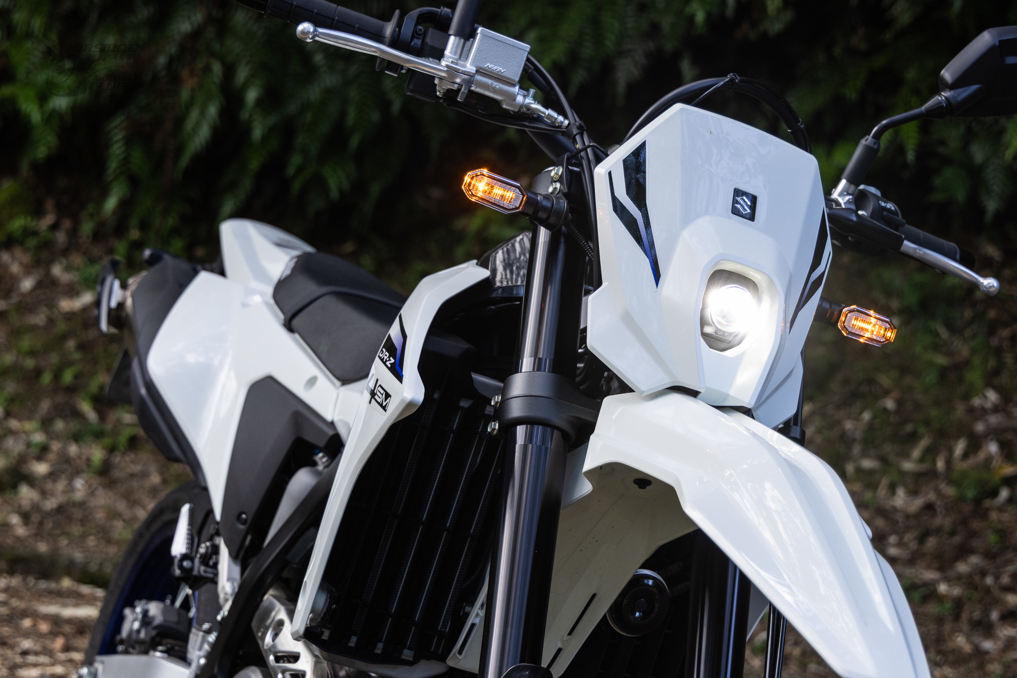 經典回歸！SUZUKI DR-Z4SM 為樂趣而生的高端黃牌滑胎車！7768|小老婆汽機車資訊網