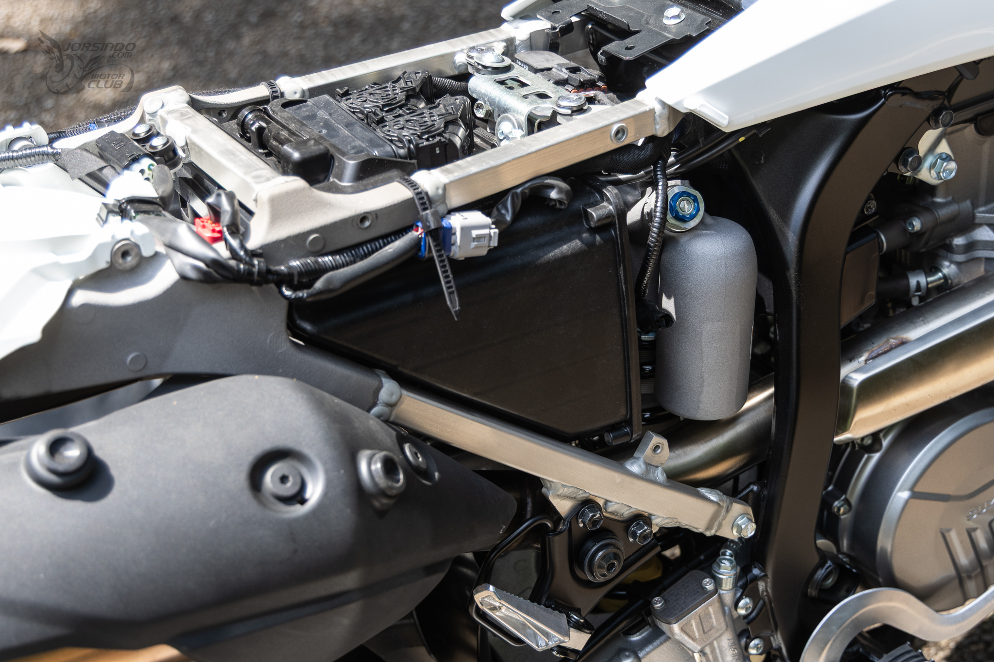 經典回歸！SUZUKI DR-Z4SM 為樂趣而生的高端黃牌滑胎車！5864|小老婆汽機車資訊網