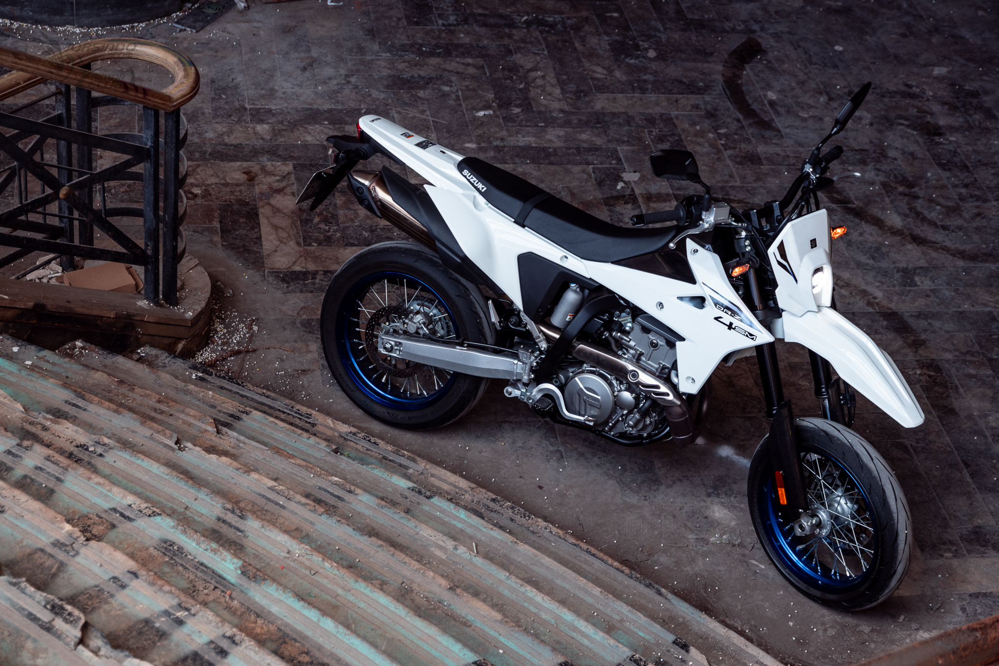 經典回歸！SUZUKI DR-Z4SM 為樂趣而生的高端黃牌滑胎車！716|小老婆汽機車資訊網