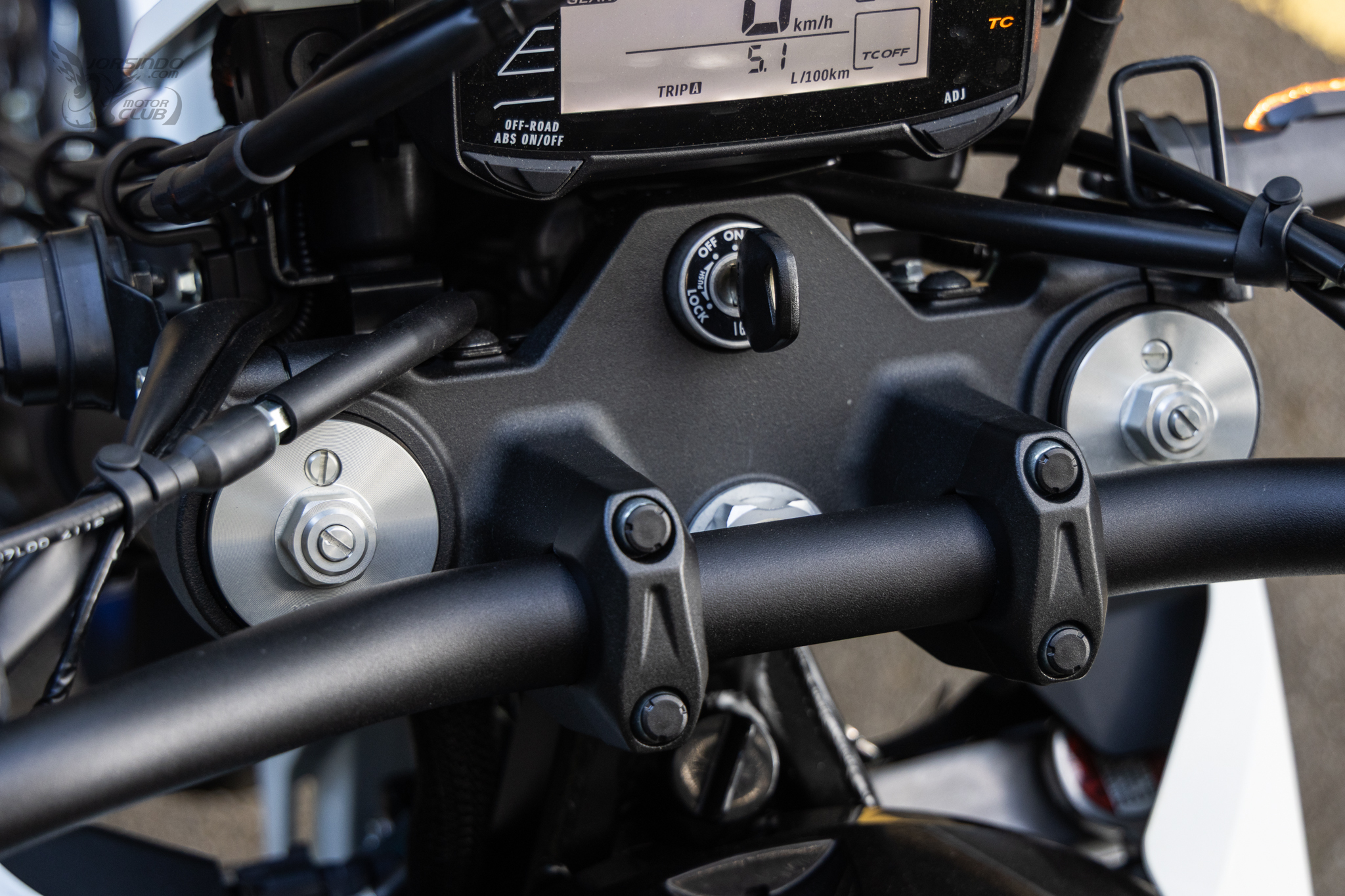 經典回歸！SUZUKI DR-Z4SM 為樂趣而生的高端黃牌滑胎車！2249|小老婆汽機車資訊網
