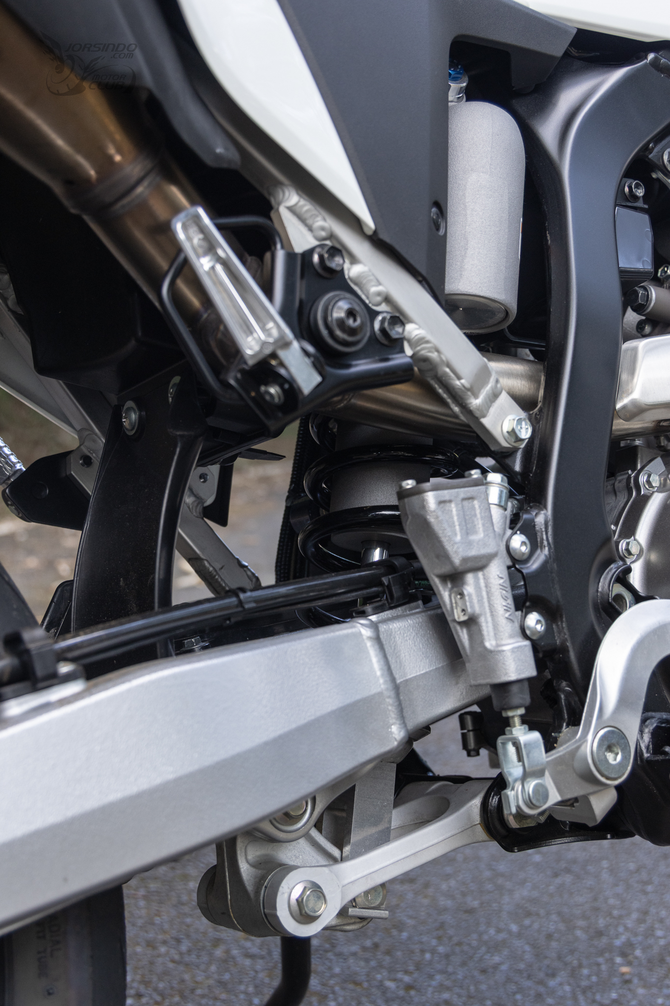 經典回歸！SUZUKI DR-Z4SM 為樂趣而生的高端黃牌滑胎車！2602|小老婆汽機車資訊網