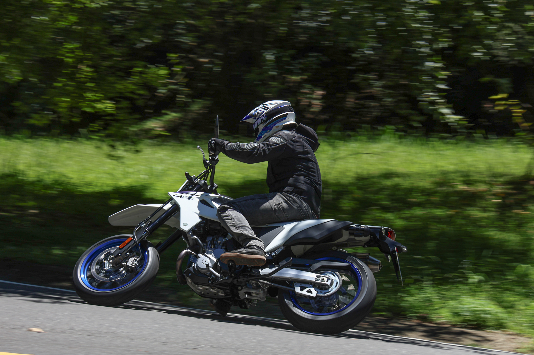經典回歸！SUZUKI DR-Z4SM 為樂趣而生的高端黃牌滑胎車！9640|小老婆汽機車資訊網