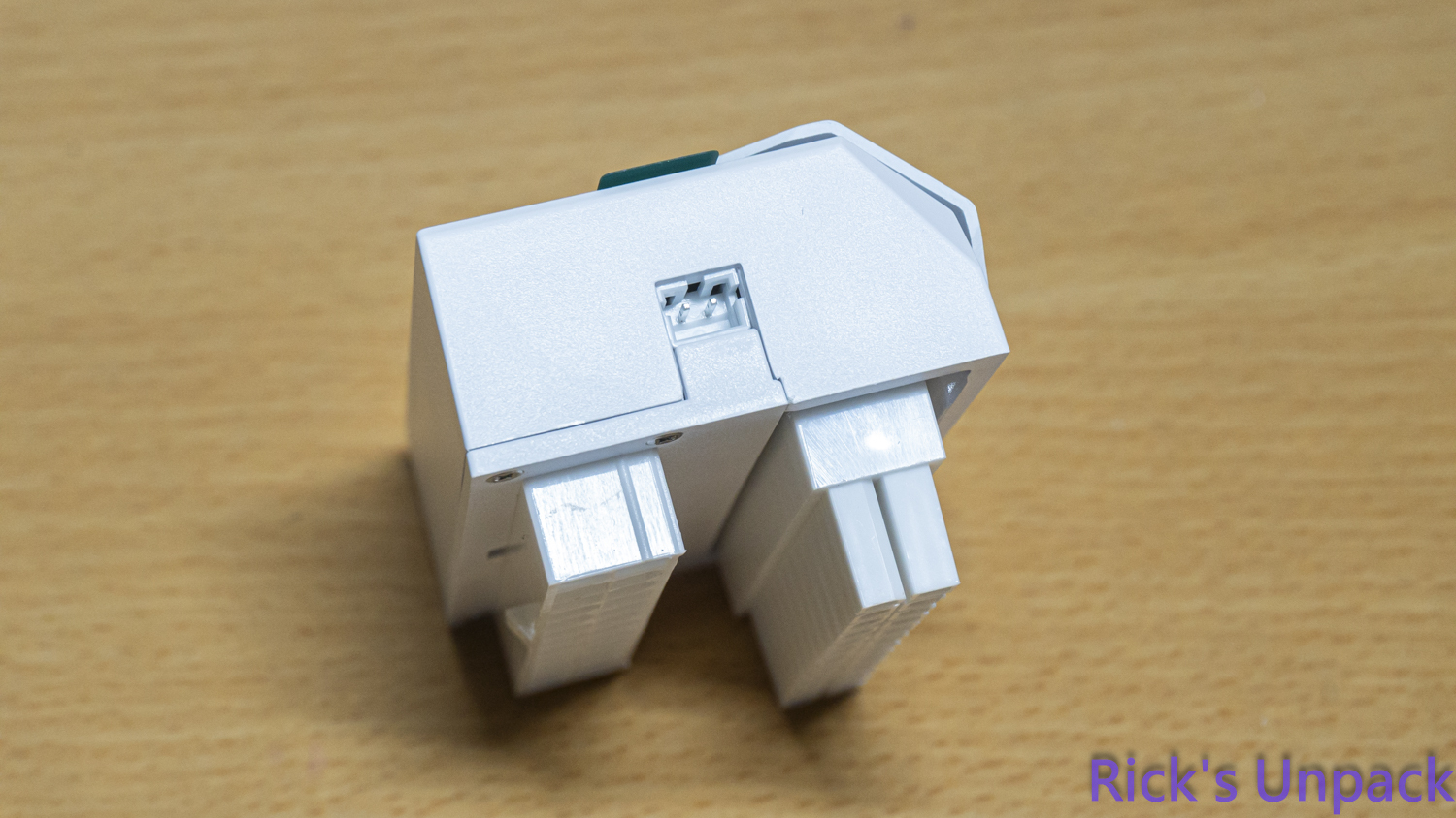 【開箱】為主機增加點綴 | EZDIY-FAB 24-PIN、12V-2x6 ADAPTER5379|小老婆汽機車資訊網