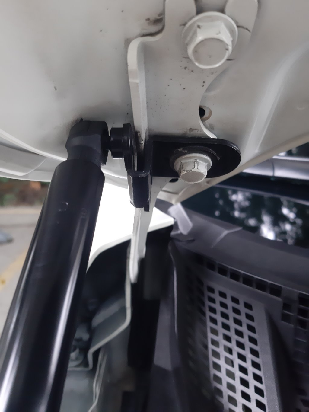 二代微笑Mazda 3 DIY安裝引擎蓋氣壓撐桿自己動手升級超方便！6216|小老婆汽機車資訊網