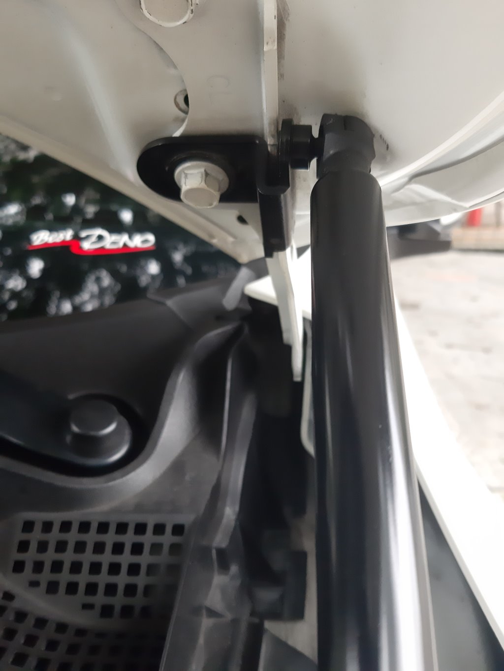 二代微笑Mazda 3 DIY安裝引擎蓋氣壓撐桿自己動手升級超方便！3165|小老婆汽機車資訊網