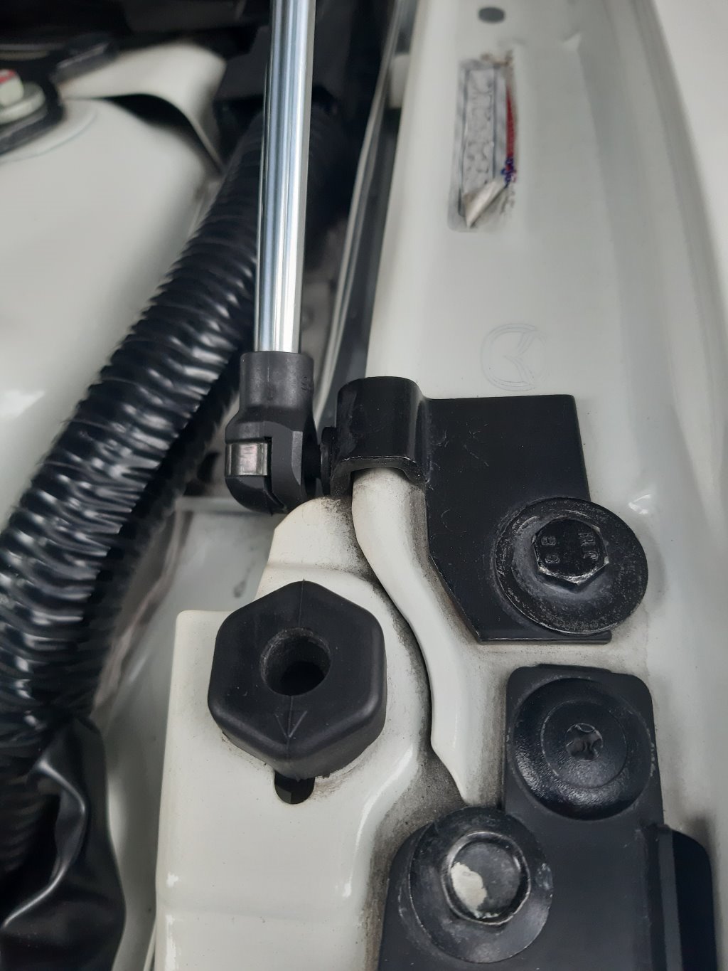二代微笑Mazda 3 DIY安裝引擎蓋氣壓撐桿自己動手升級超方便！4765|小老婆汽機車資訊網