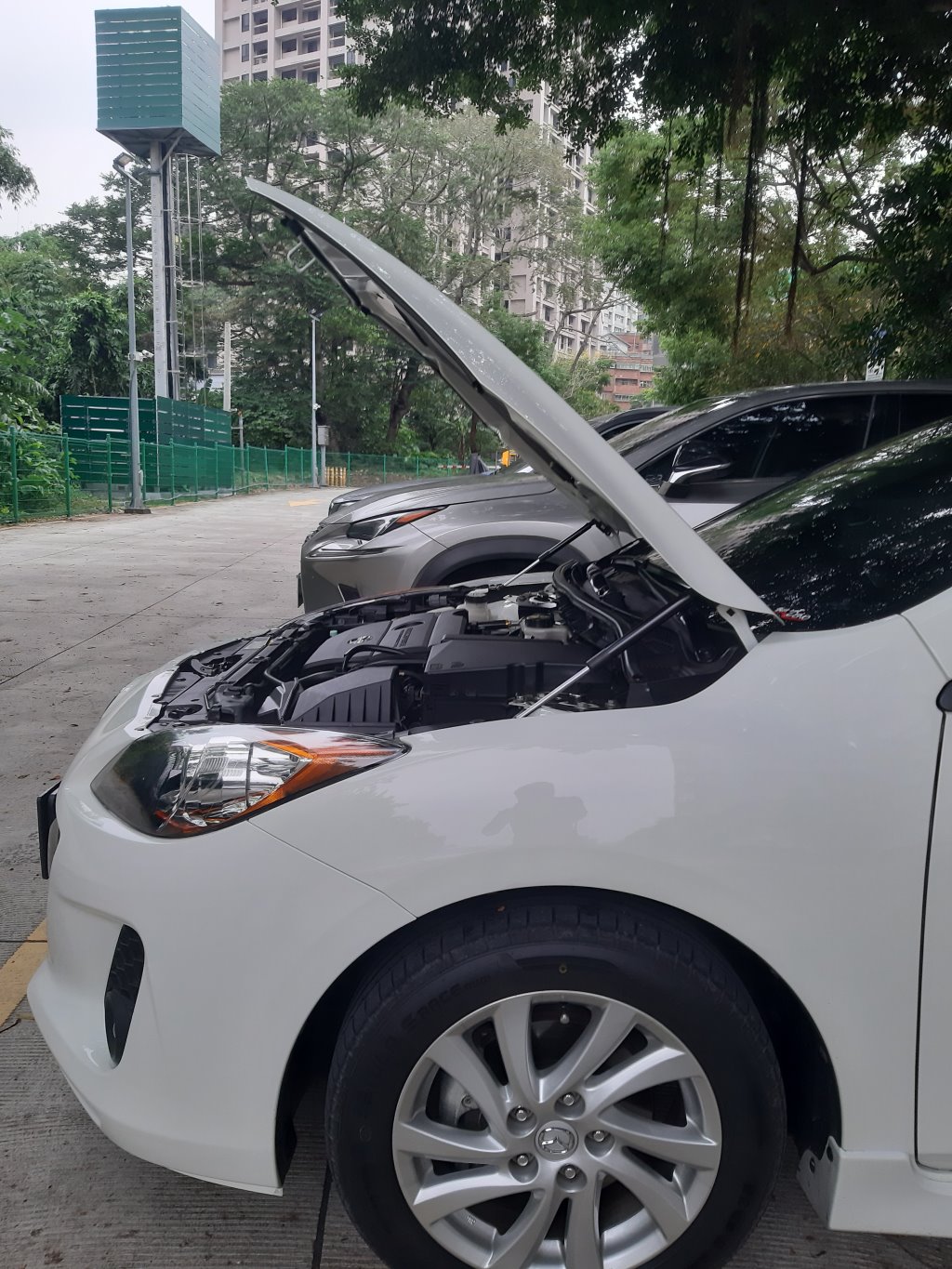 二代微笑Mazda 3 DIY安裝引擎蓋氣壓撐桿自己動手升級超方便！2926|小老婆汽機車資訊網