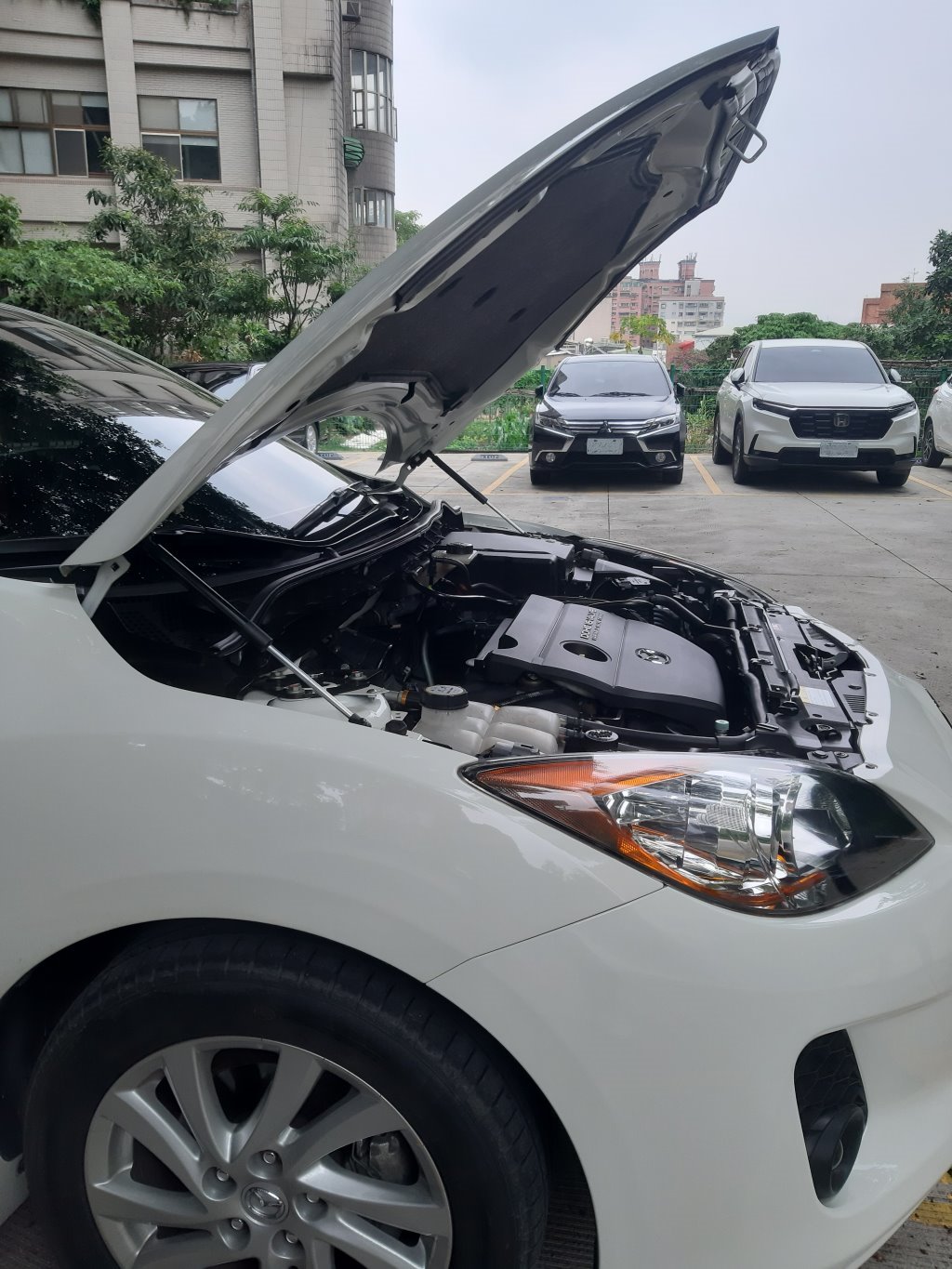 二代微笑Mazda 3 DIY安裝引擎蓋氣壓撐桿自己動手升級超方便！2359|小老婆汽機車資訊網