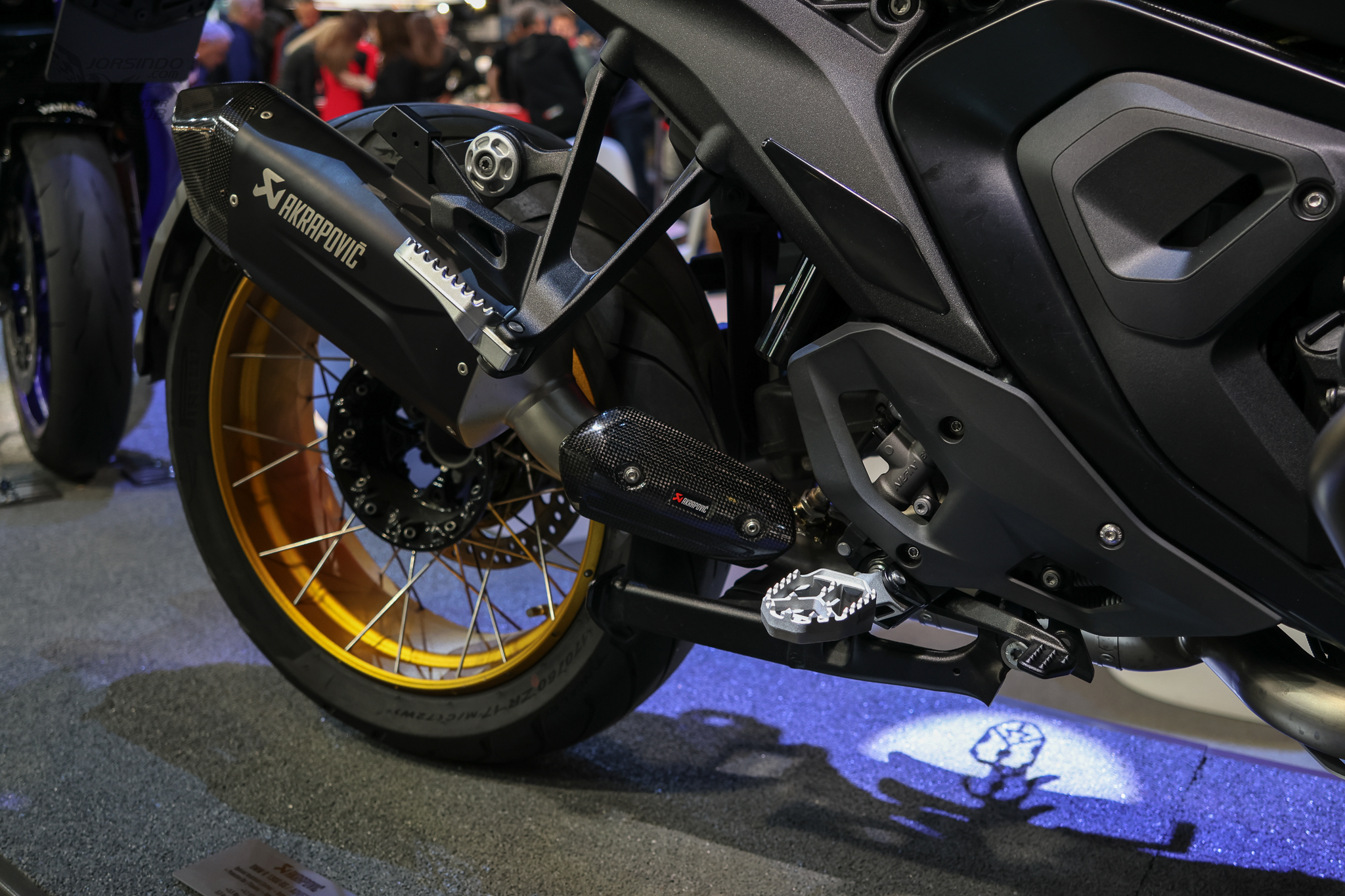 [2025米蘭車展]Akrapovič跨足腳踏！發表ADV、越野車腳踏6314|2025eicma,akrapovic,腳踏,排氣管,鈦合金小老婆汽機車資訊網