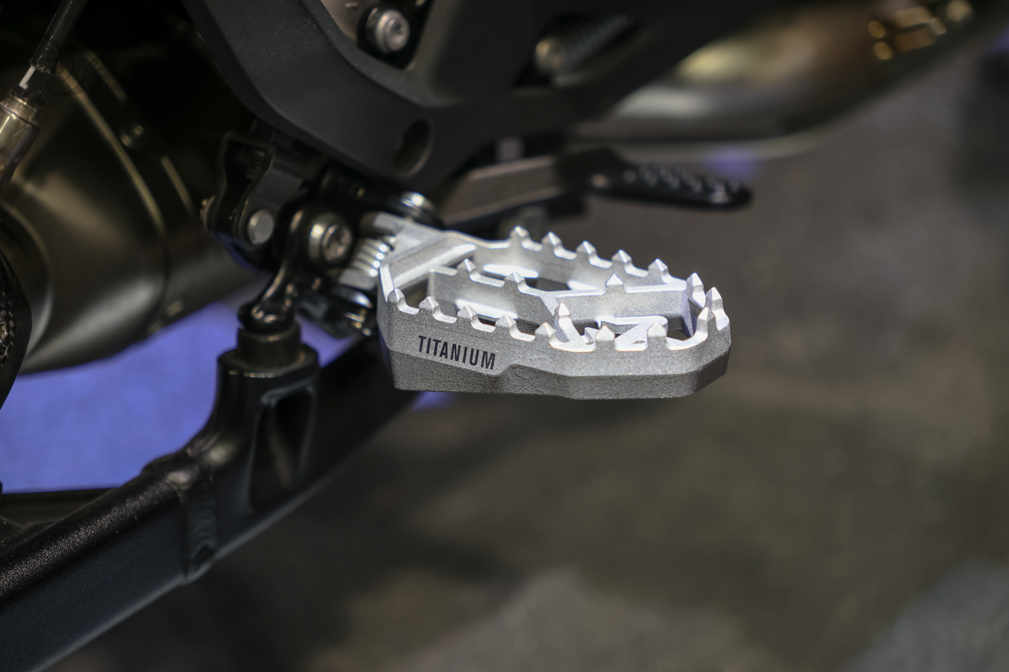 [2025米蘭車展]Akrapovič跨足腳踏！發表ADV、越野車腳踏5012|2025eicma,akrapovic,腳踏,排氣管,鈦合金小老婆汽機車資訊網