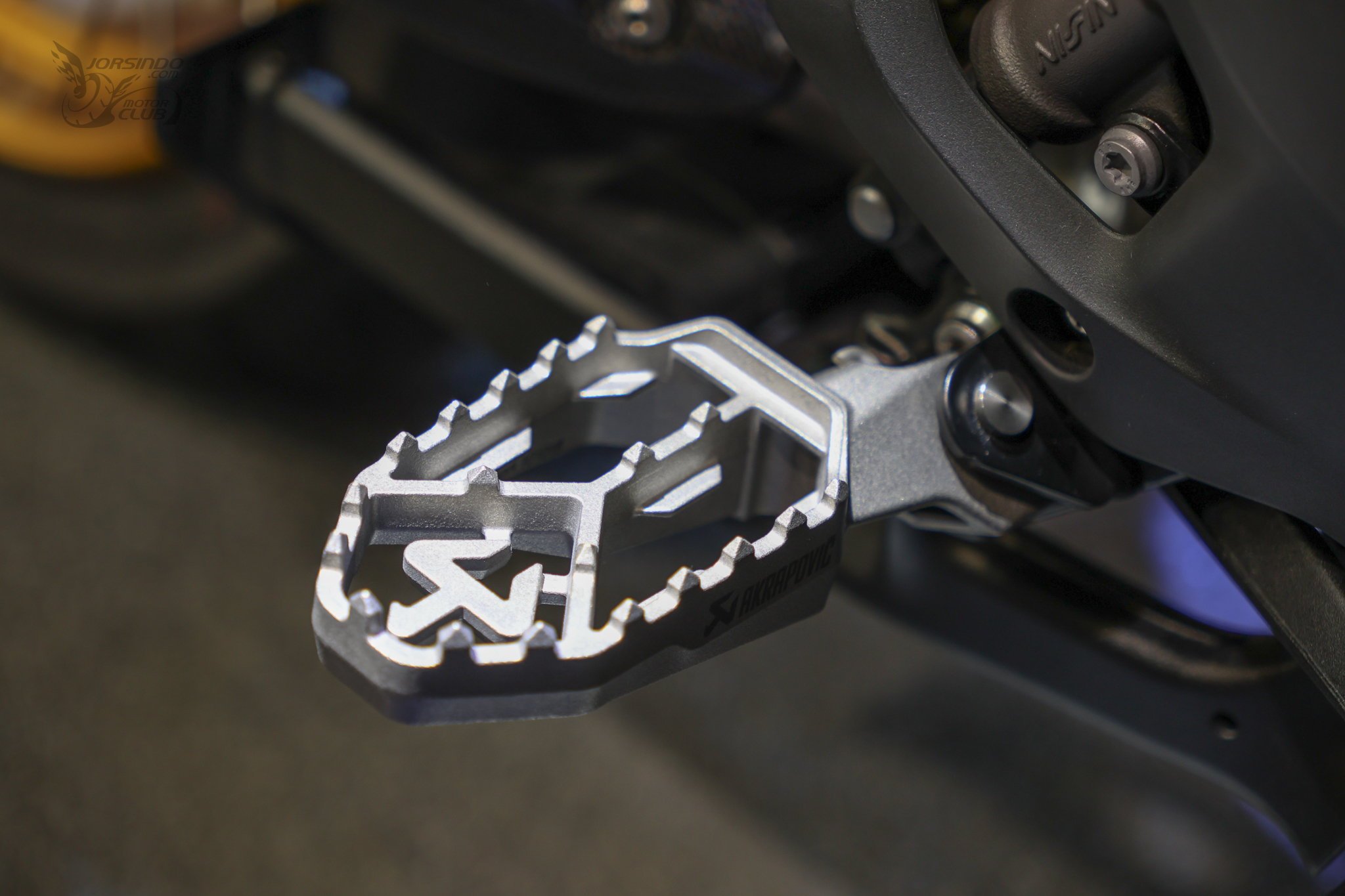 [2025米蘭車展]Akrapovič跨足腳踏！發表ADV、越野車腳踏2233|2025eicma,akrapovic,腳踏,排氣管,鈦合金小老婆汽機車資訊網