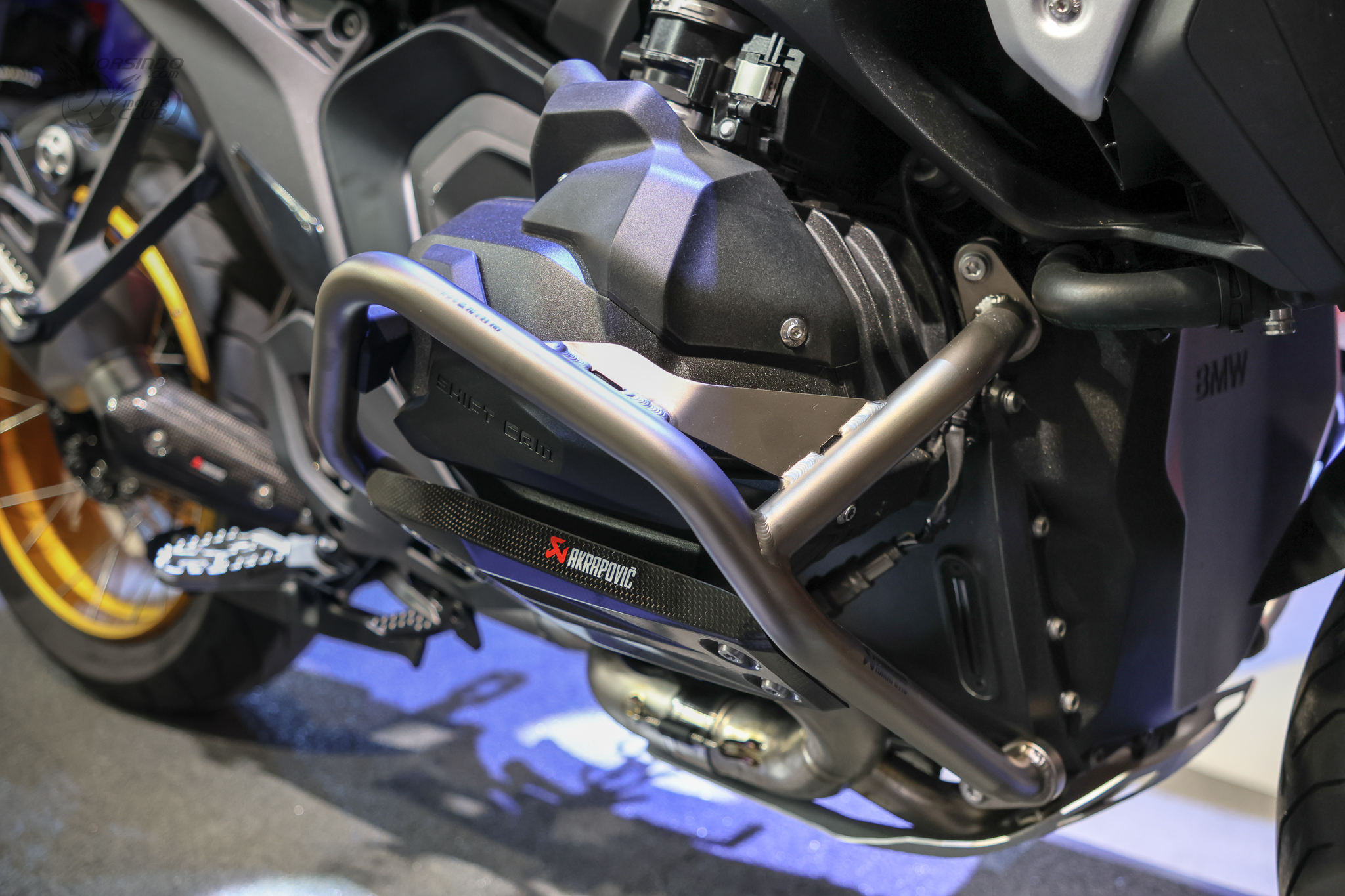[2025米蘭車展]Akrapovič跨足腳踏！發表ADV、越野車腳踏810|2025eicma,akrapovic,腳踏,排氣管,鈦合金小老婆汽機車資訊網