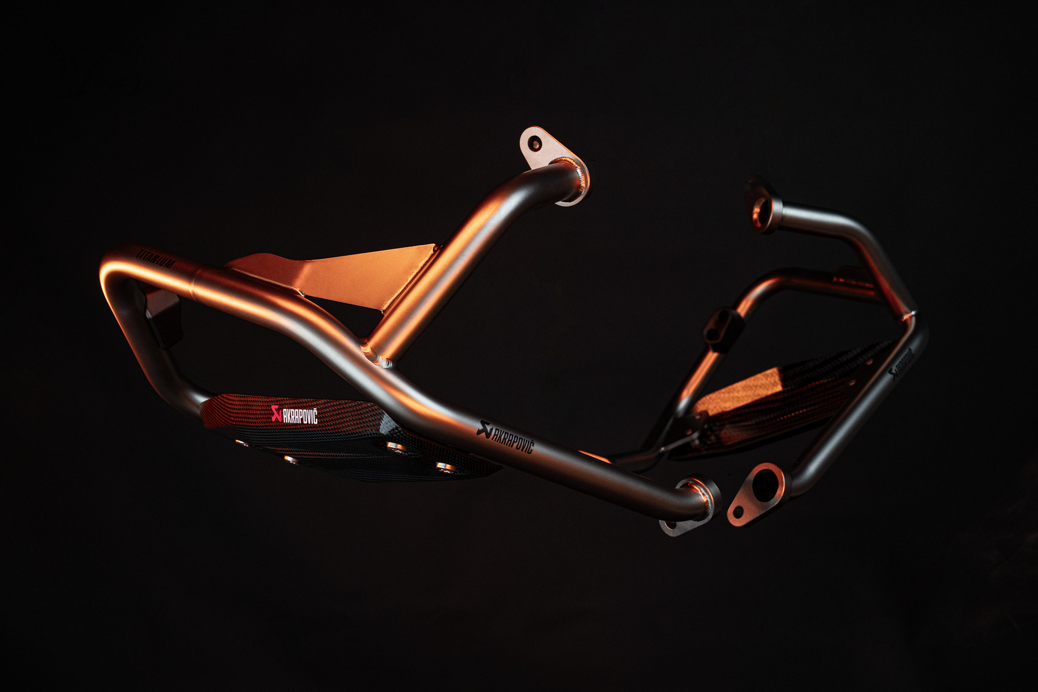 [2025米蘭車展]Akrapovič跨足腳踏！發表ADV、越野車腳踏3594|2025eicma,akrapovic,腳踏,排氣管,鈦合金小老婆汽機車資訊網