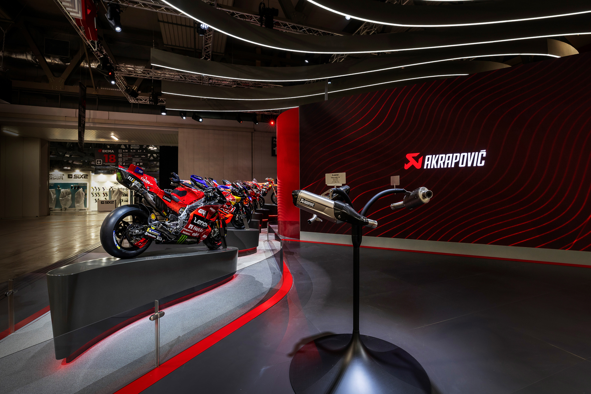 [2025米蘭車展]Akrapovič跨足腳踏！發表ADV、越野車腳踏1898|2025eicma,akrapovic,腳踏,排氣管,鈦合金小老婆汽機車資訊網