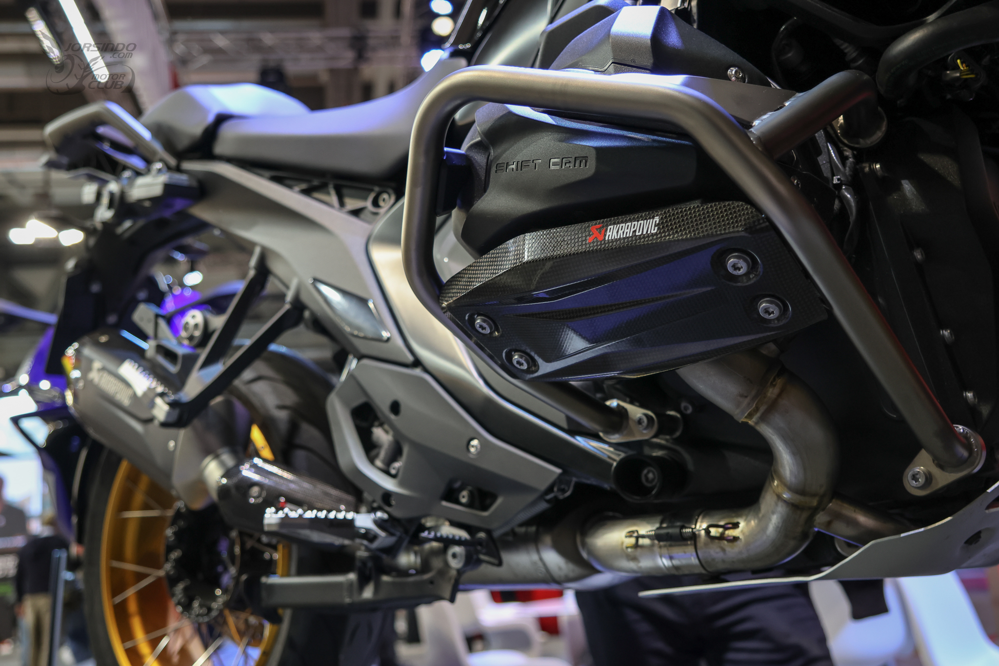 [2025米蘭車展]Akrapovič跨足腳踏！發表ADV、越野車腳踏3175|2025eicma,akrapovic,腳踏,排氣管,鈦合金小老婆汽機車資訊網