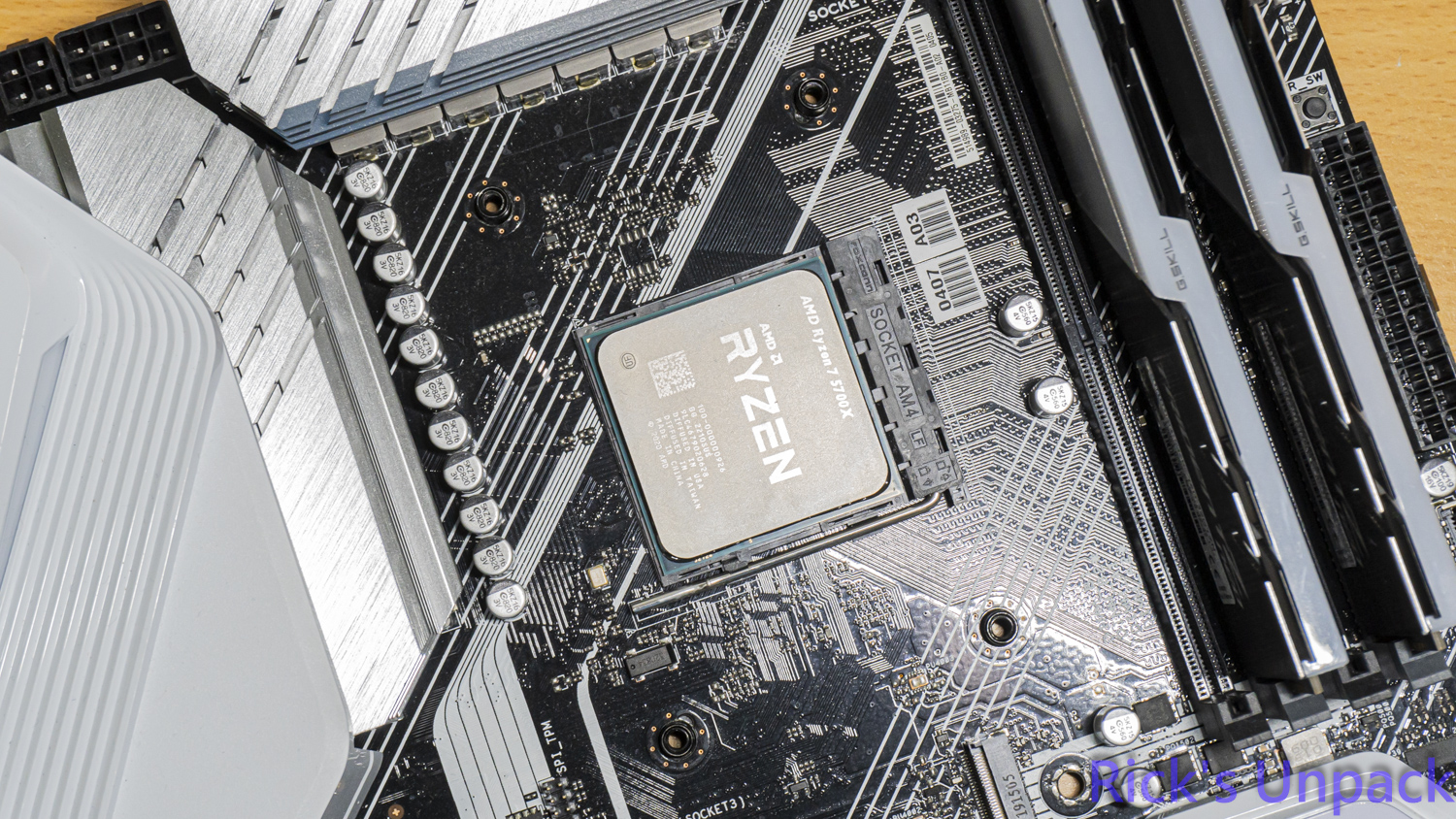 【開箱】泰坦潔白水冷 | CORSAIR iCUE LiNK TITAN 360 RX RGB WHITE3001|小老婆汽機車資訊網