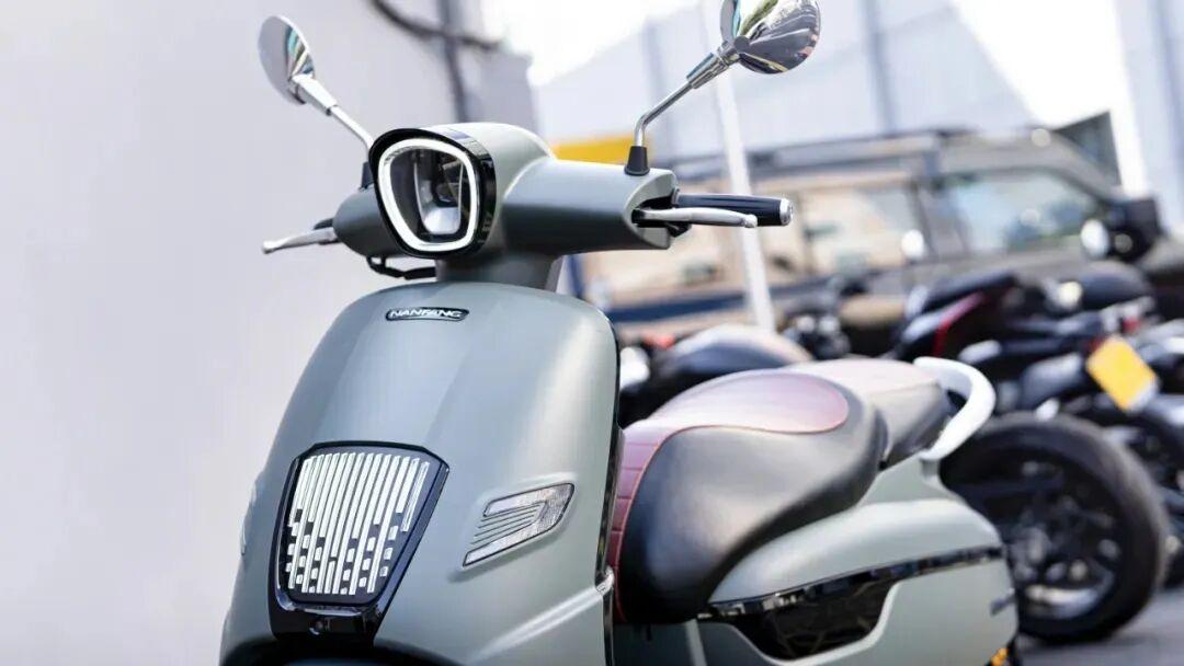 [大陆车讯]12,580元！带你看飞鲨150实车，700km续航+自动风挡...8903|小老婆汽機車資訊網