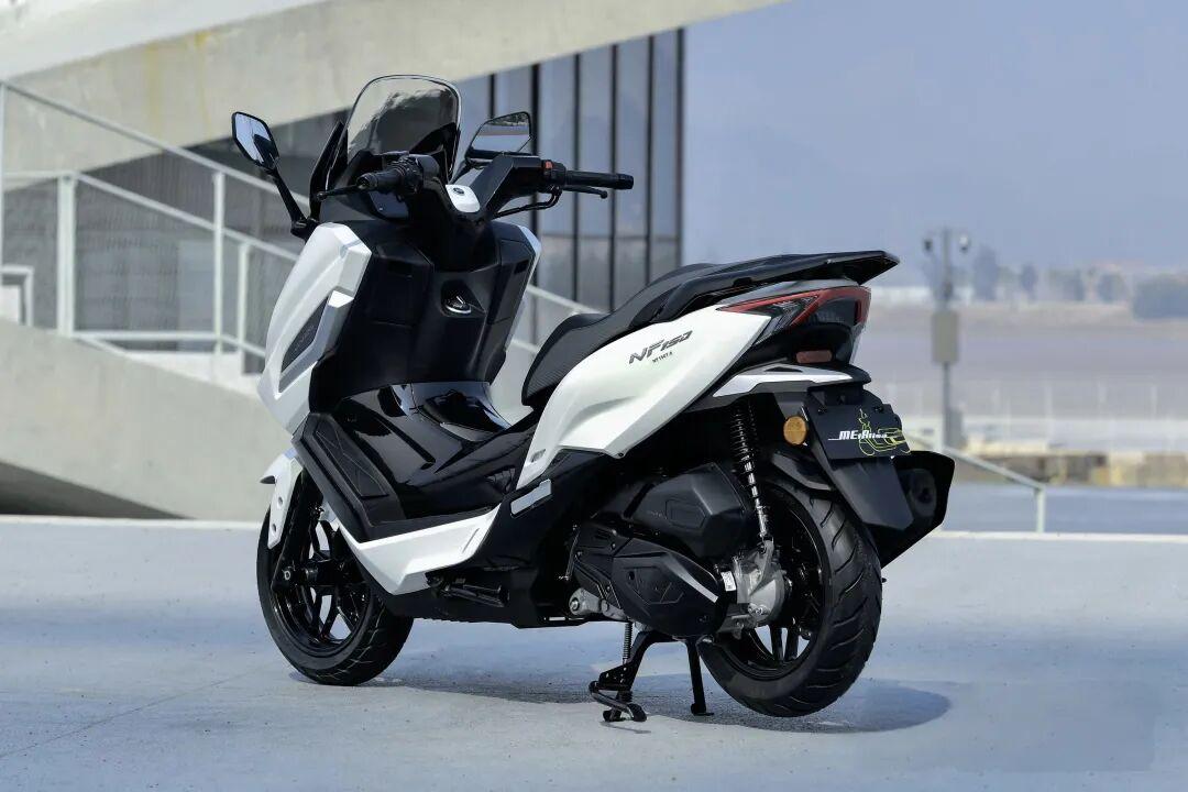 [大陆车讯]12,580元！带你看飞鲨150实车，700km续航+自动风挡...7108|小老婆汽機車資訊網