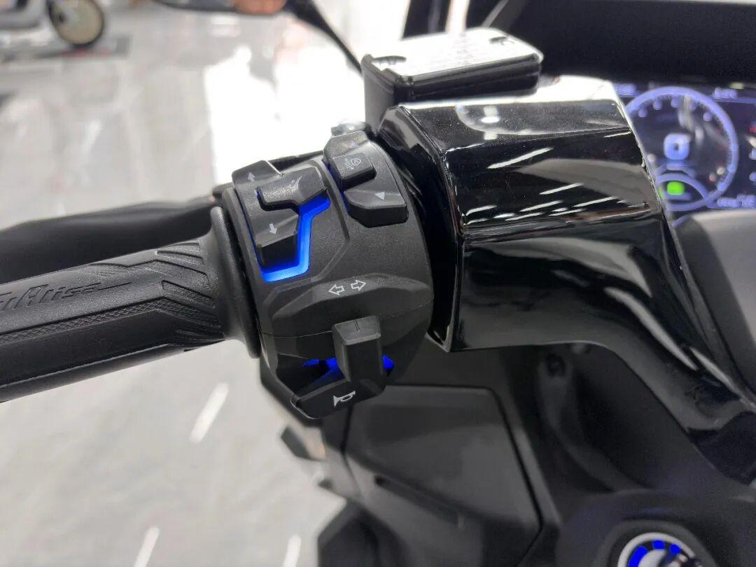 [大陆车讯]12,580元！带你看飞鲨150实车，700km续航+自动风挡...9518|小老婆汽機車資訊網