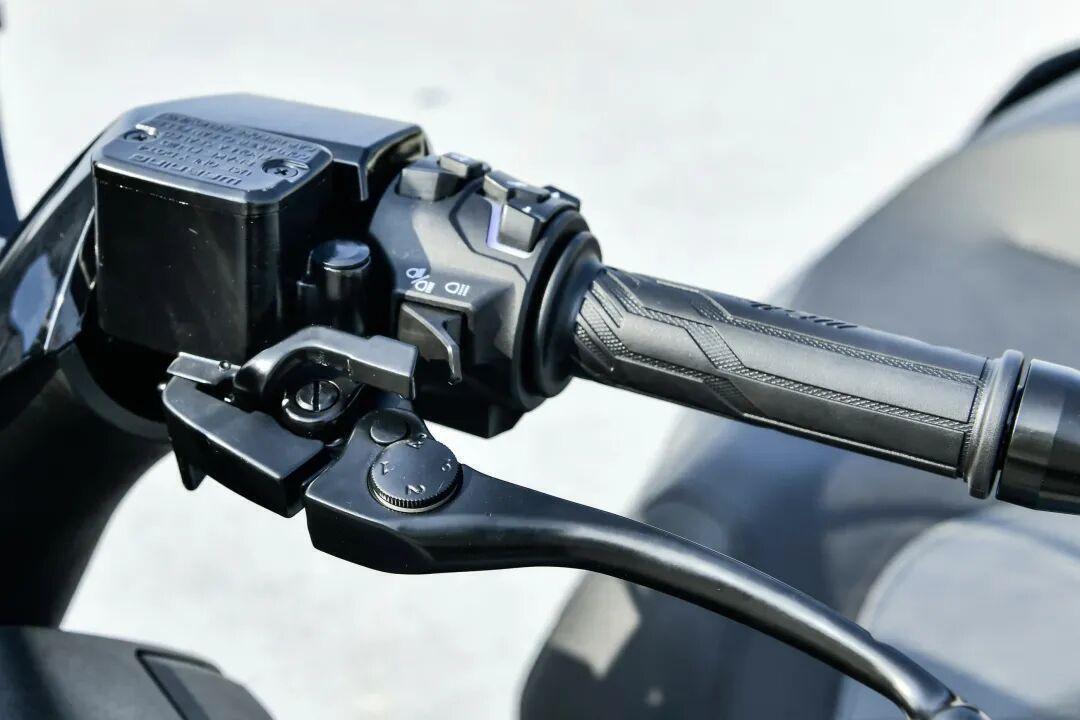 [大陆车讯]12,580元！带你看飞鲨150实车，700km续航+自动风挡...7825|小老婆汽機車資訊網