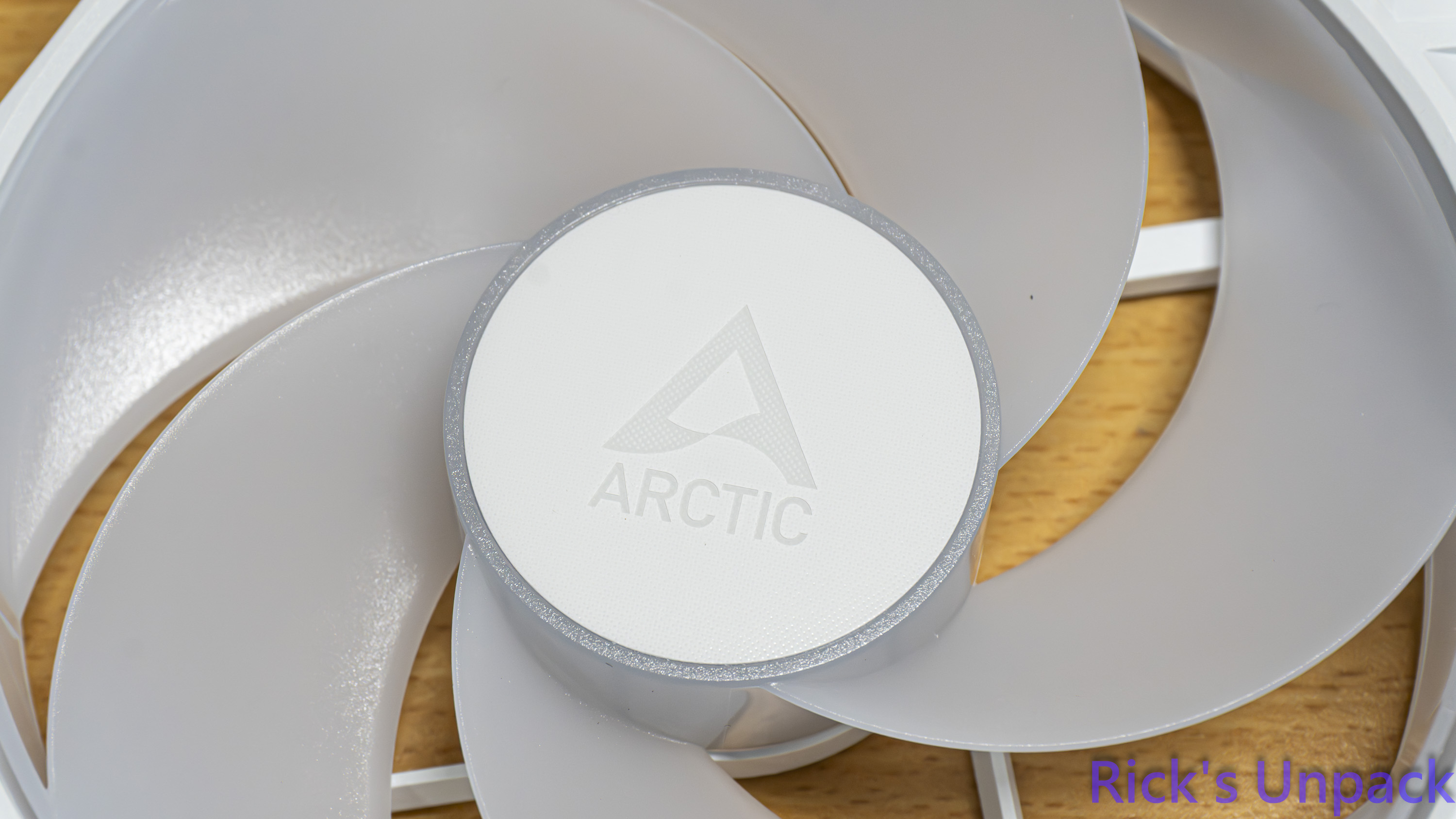 【開箱】ARCTIC首款反向風扇|ARCTIC P12 PRO Reverse ARGB WHITE ft. MX-76818|小老婆汽機車資訊網