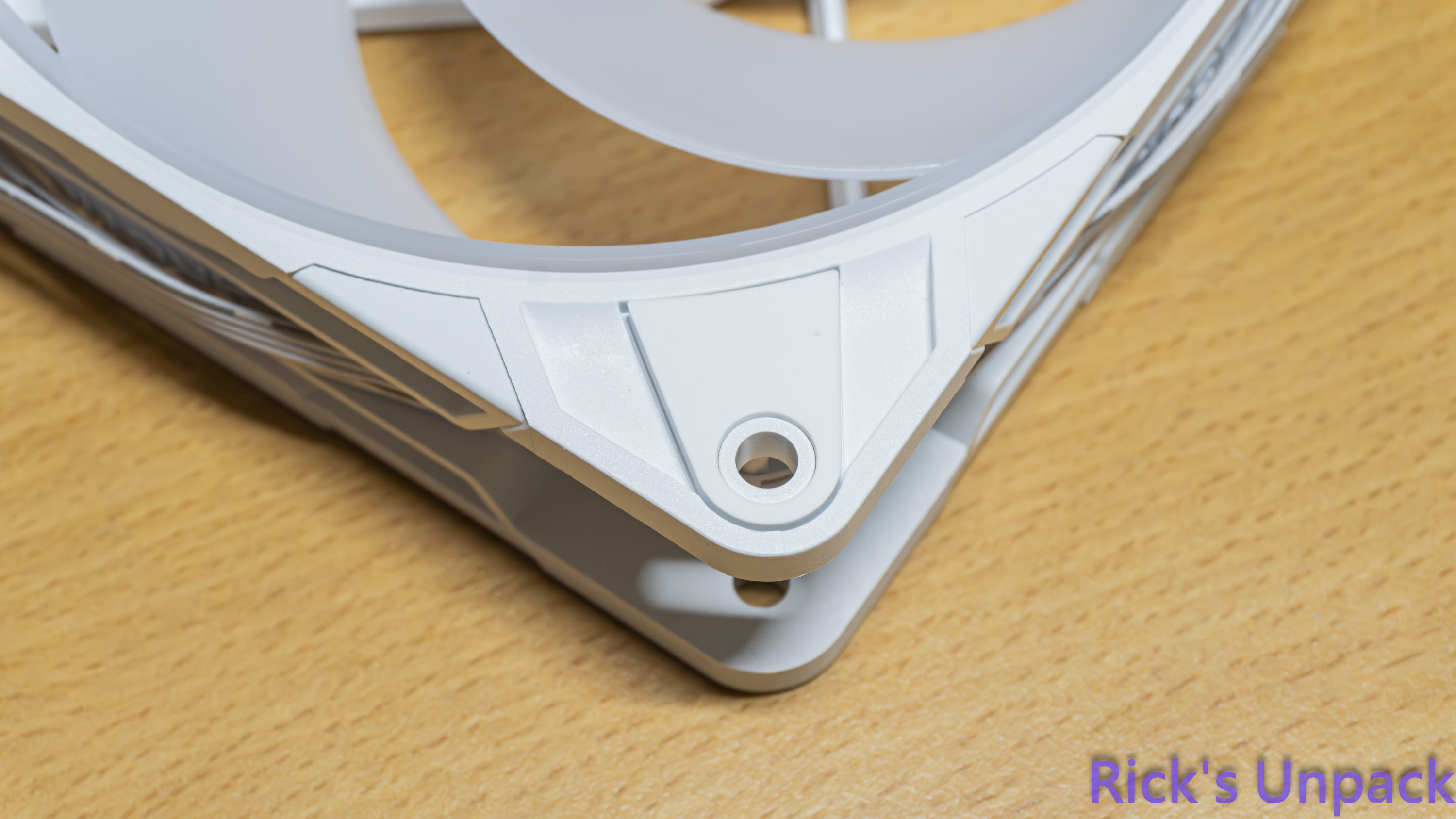 【開箱】ARCTIC首款反向風扇|ARCTIC P12 PRO Reverse ARGB WHITE ft. MX-72914|小老婆汽機車資訊網