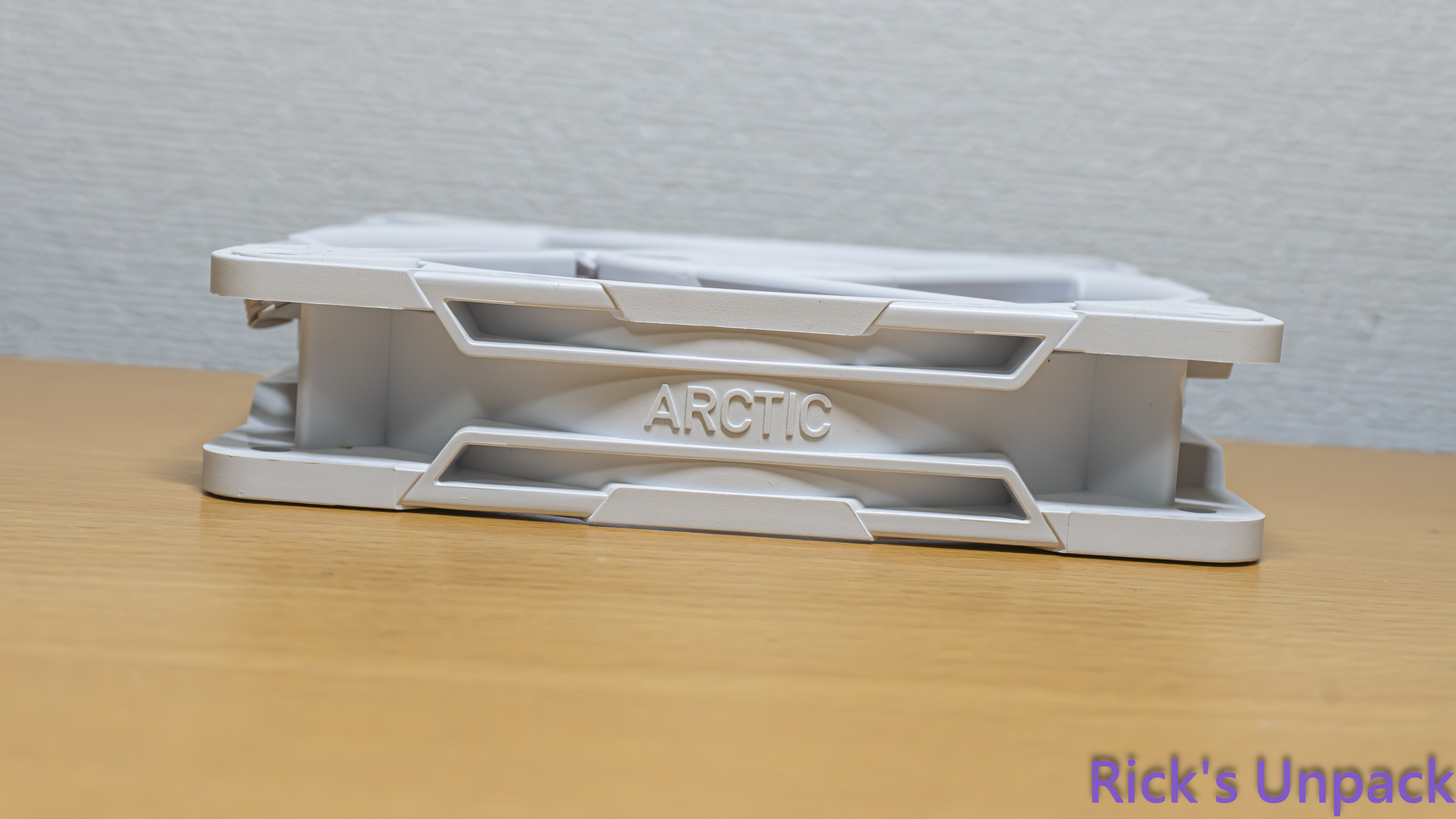 【開箱】ARCTIC首款反向風扇|ARCTIC P12 PRO Reverse ARGB WHITE ft. MX-73399|小老婆汽機車資訊網