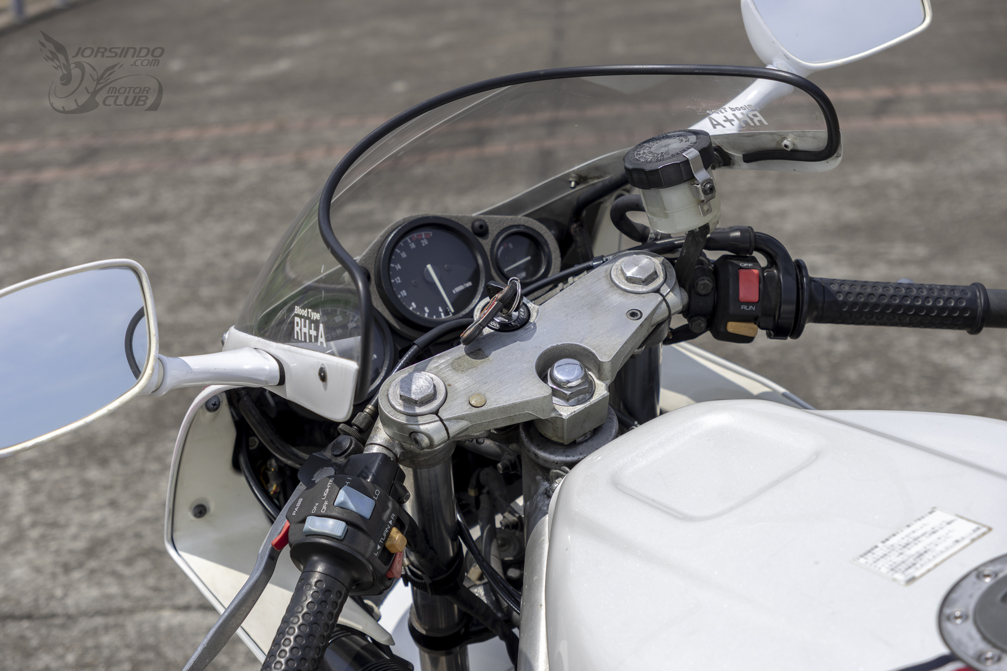 [經典車庫] YAMAHA FZR250 3LN 技術過剩的創世紀跑車8317|小老婆汽機車資訊網