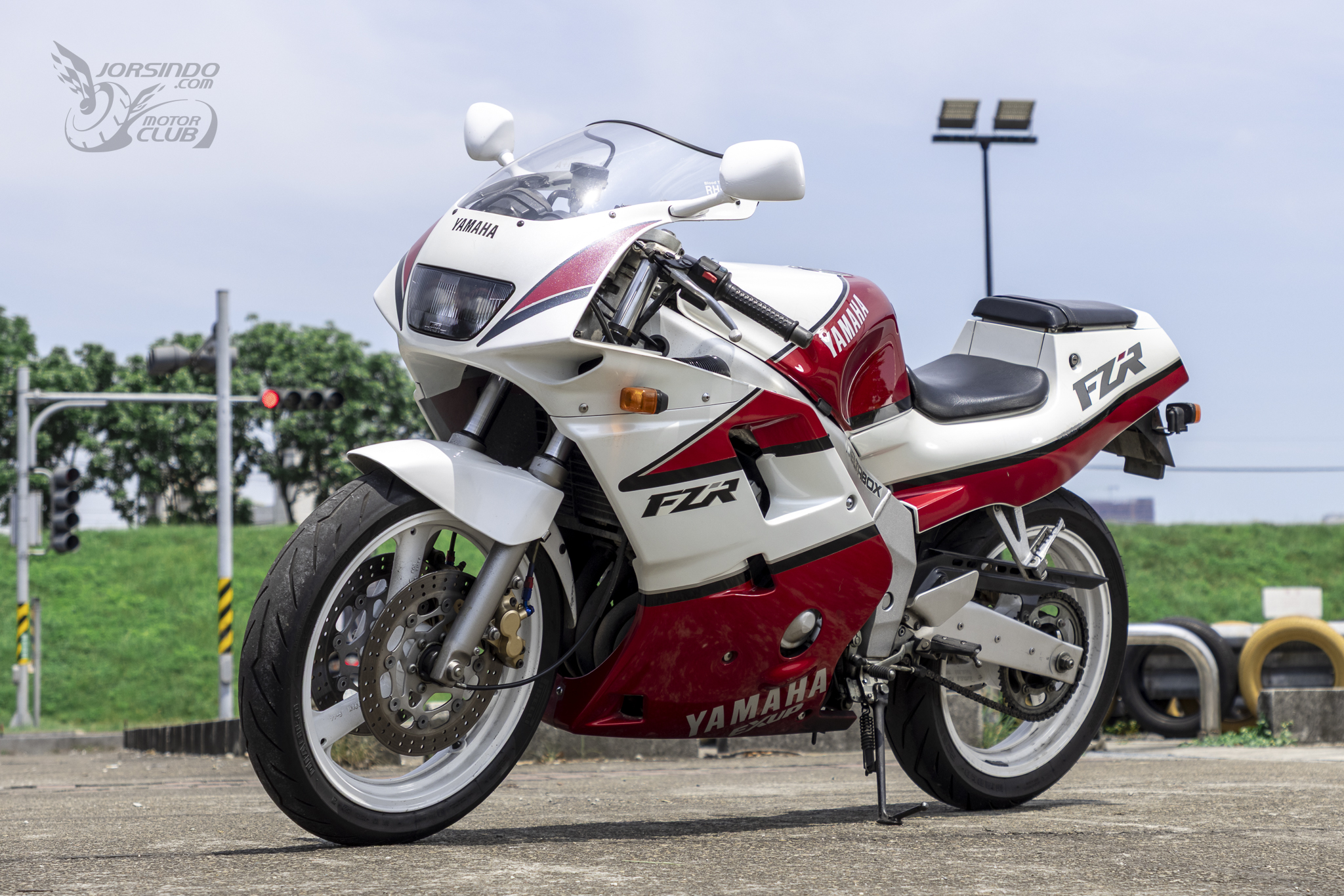 [經典車庫] YAMAHA FZR250 3LN 技術過剩的創世紀跑車8934|小老婆汽機車資訊網