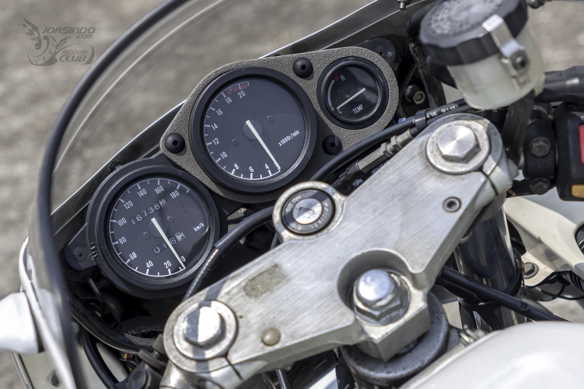 [經典車庫] YAMAHA FZR250 3LN 技術過剩的創世紀跑車8863|小老婆汽機車資訊網