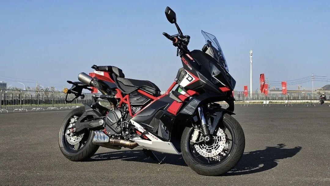 [大陆车讯]49,999元！Dragster 700 Twin实车解读：最牛的踏板，...5385|小老婆汽機車資訊網