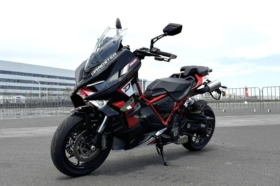 [大陆车讯]49,999元！Dragster 700 Twin实车解读：最牛的踏板，...3016|小老婆汽機車資訊網