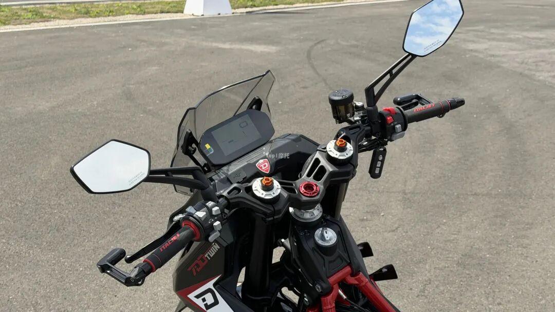 [大陆车讯]49,999元！Dragster 700 Twin实车解读：最牛的踏板，...5398|小老婆汽機車資訊網