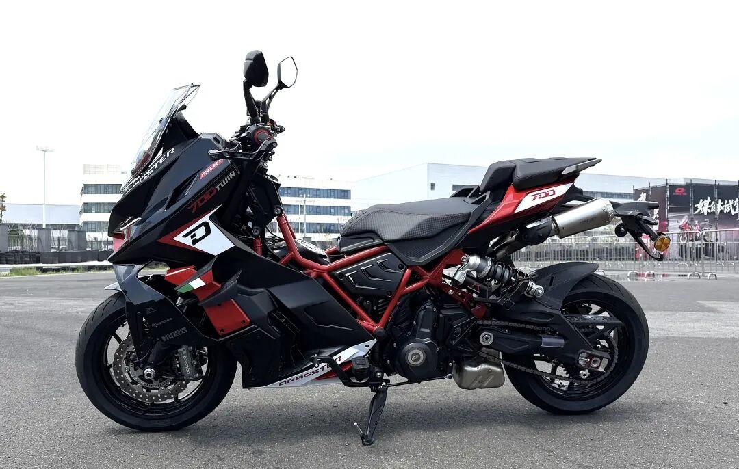[大陆车讯]49,999元！Dragster 700 Twin实车解读：最牛的踏板，...2418|小老婆汽機車資訊網