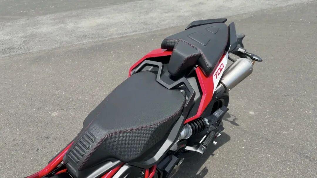 [大陆车讯]49,999元！Dragster 700 Twin实车解读：最牛的踏板，...8285|小老婆汽機車資訊網