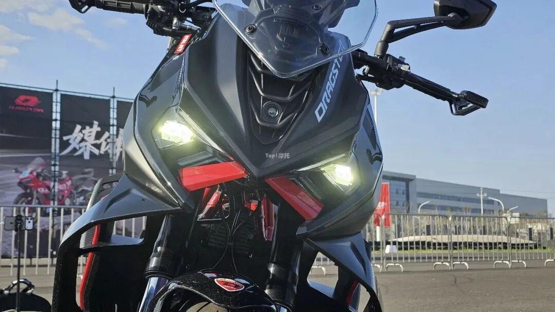 [大陆车讯]49,999元！Dragster 700 Twin实车解读：最牛的踏板，...1278|小老婆汽機車資訊網