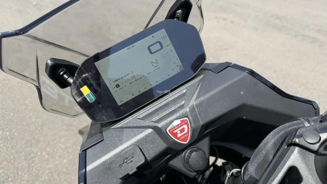 [大陆车讯]49,999元！Dragster 700 Twin实车解读：最牛的踏板，...1385|小老婆汽機車資訊網